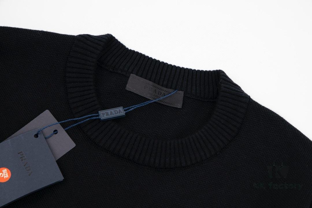 6931a10dccd8ab3d7af94f27 PRADA/Prada 22SS Triangular Logo Pocket Knitted Long-Sleeve Sweater
