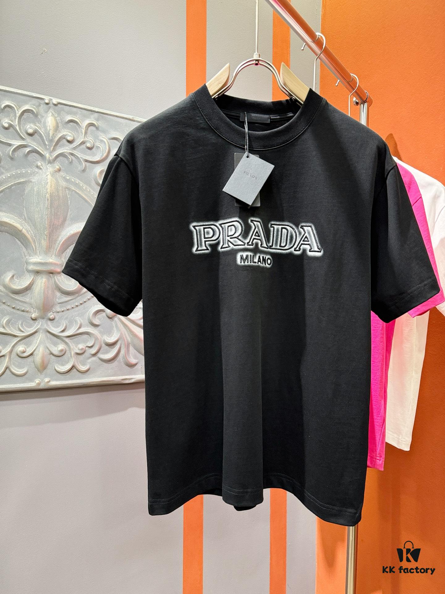 6931a111ccd8ab3d7af94f7a PRADA 2025 Spring/Summer New Short Sleeve T-Shirt! Runway-Inspired Fashion Casual Tee with Signature Logo Design! Premium 260g 100% Cotton Fabric, Soft and Skin-Friendly Texture, Exceptional Comfort and Breathability. A Gender-Neutral Unisex Style for Couples, Redefining Contemporary Fashion Elegance. Distinguished from Market Versions ️ High-End Collection!