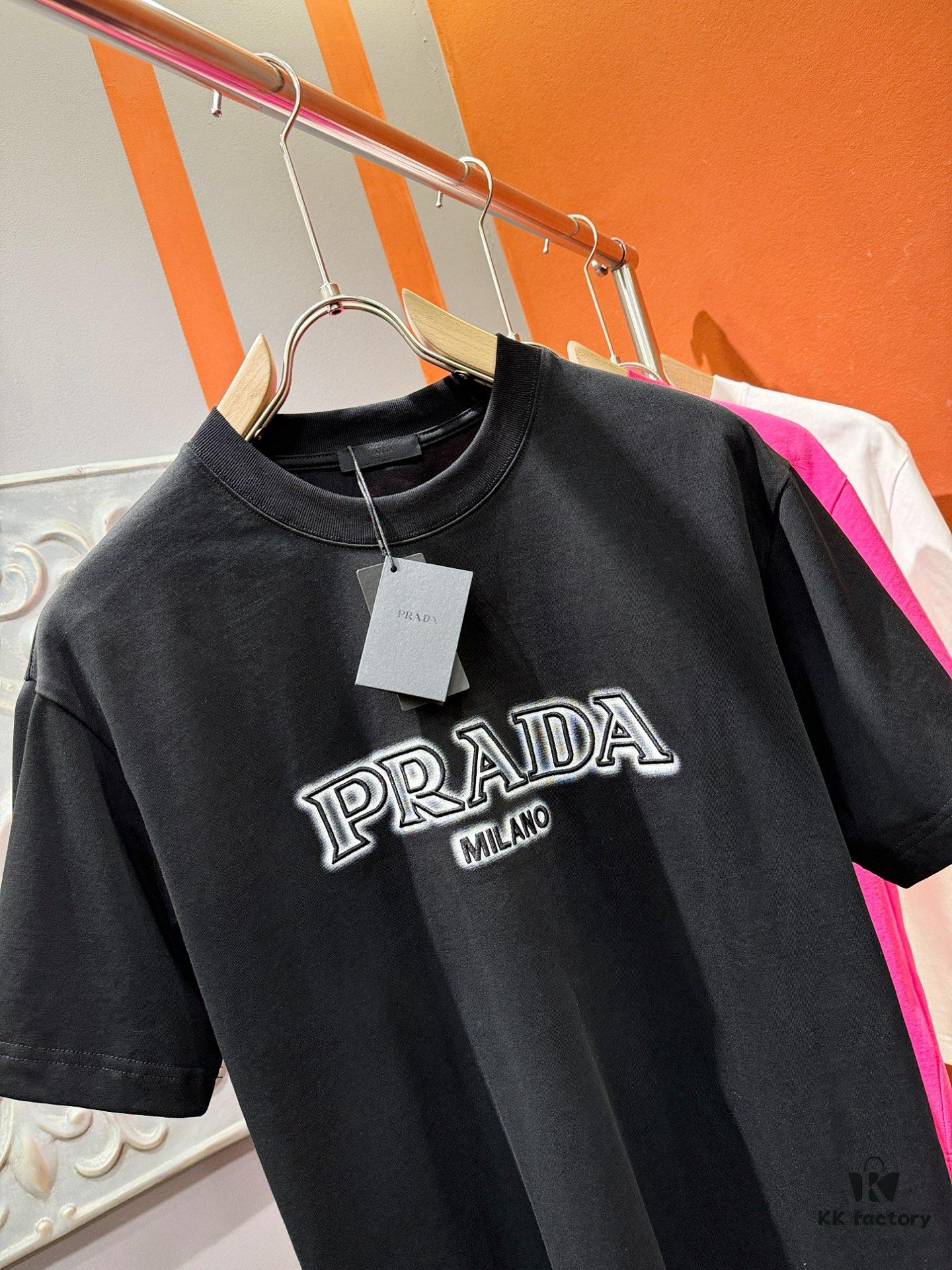 6931a111ccd8ab3d7af94f7b PRADA 2025 Spring/Summer New Short Sleeve T-Shirt! Runway-Inspired Fashion Casual Tee with Signature Logo Design! Premium 260g 100% Cotton Fabric, Soft and Skin-Friendly Texture, Exceptional Comfort and Breathability. A Gender-Neutral Unisex Style for Couples, Redefining Contemporary Fashion Elegance. Distinguished from Market Versions ️ High-End Collection!