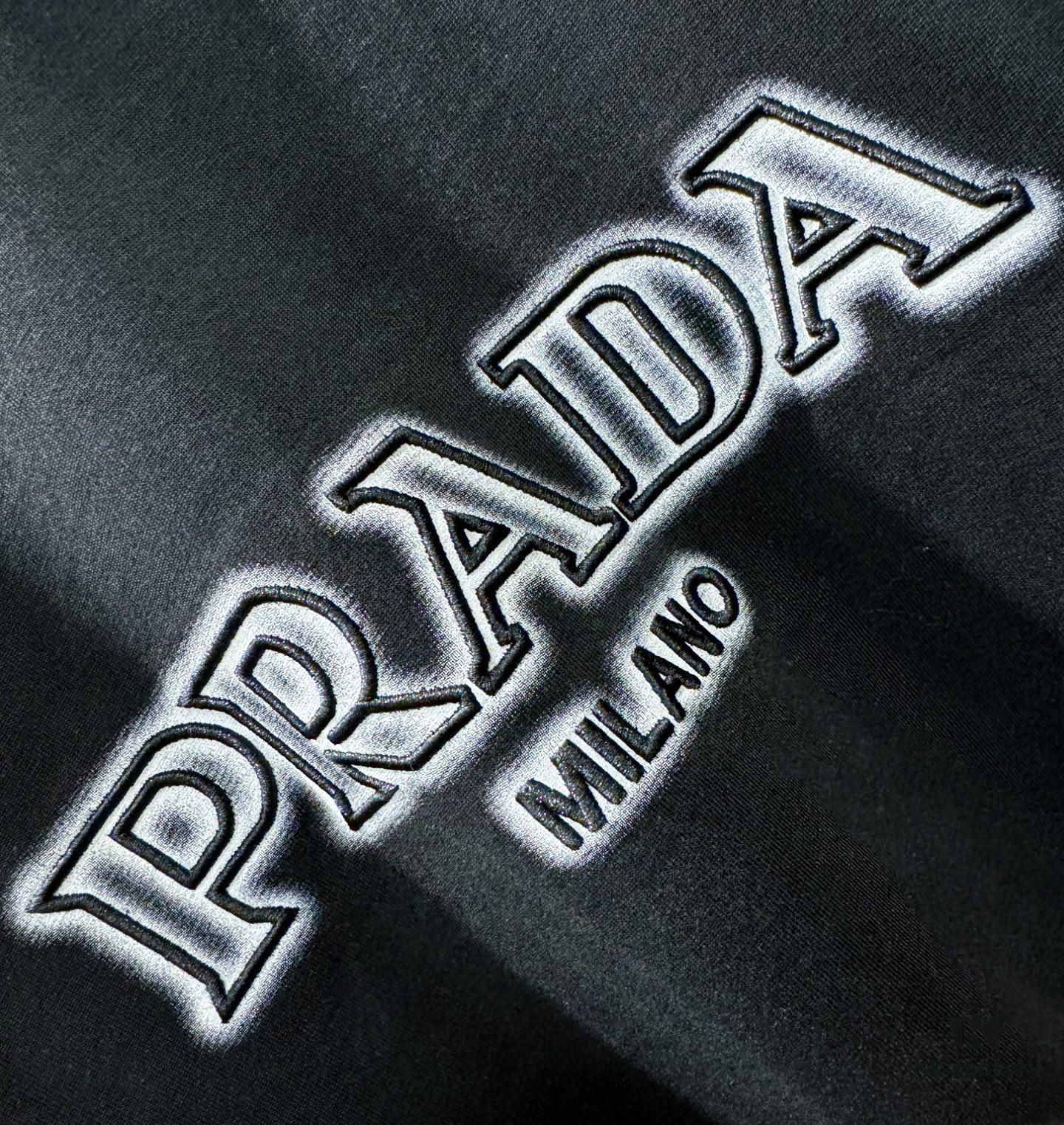 6931a111ccd8ab3d7af94f7e PRADA 2025 Spring/Summer New Short Sleeve T-Shirt! Runway-Inspired Fashion Casual Tee with Signature Logo Design! Premium 260g 100% Cotton Fabric, Soft and Skin-Friendly Texture, Exceptional Comfort and Breathability. A Gender-Neutral Unisex Style for Couples, Redefining Contemporary Fashion Elegance. Distinguished from Market Versions ️ High-End Collection!