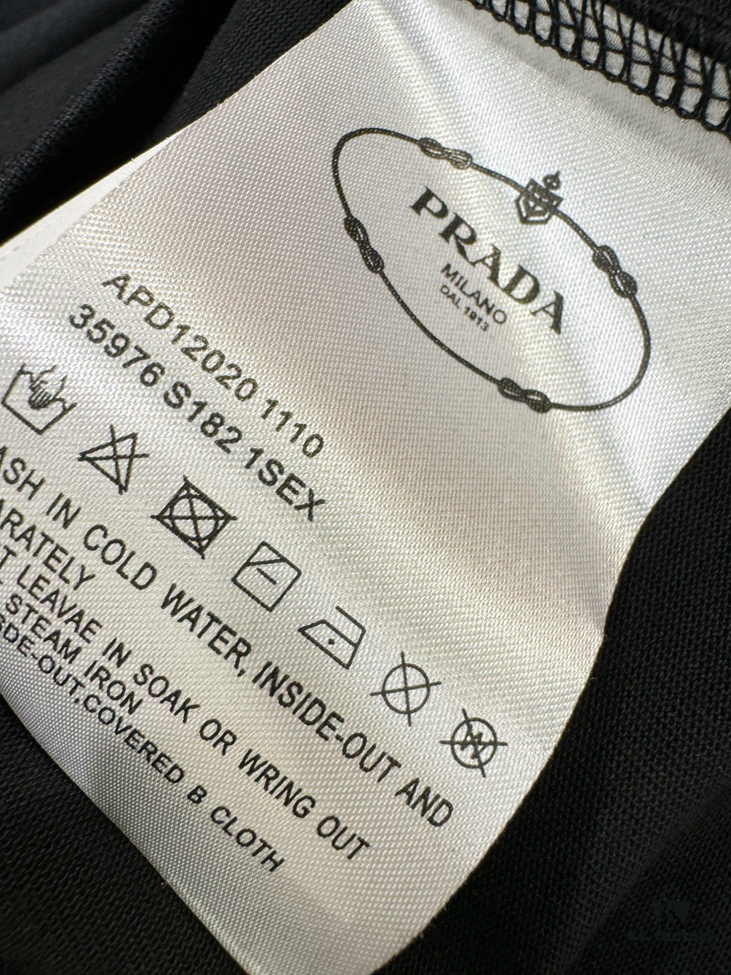 6931a111ccd8ab3d7af94f80 PRADA 2025 Spring/Summer New Short Sleeve T-Shirt! Runway-Inspired Fashion Casual Tee with Signature Logo Design! Premium 260g 100% Cotton Fabric, Soft and Skin-Friendly Texture, Exceptional Comfort and Breathability. A Gender-Neutral Unisex Style for Couples, Redefining Contemporary Fashion Elegance. Distinguished from Market Versions ️ High-End Collection!