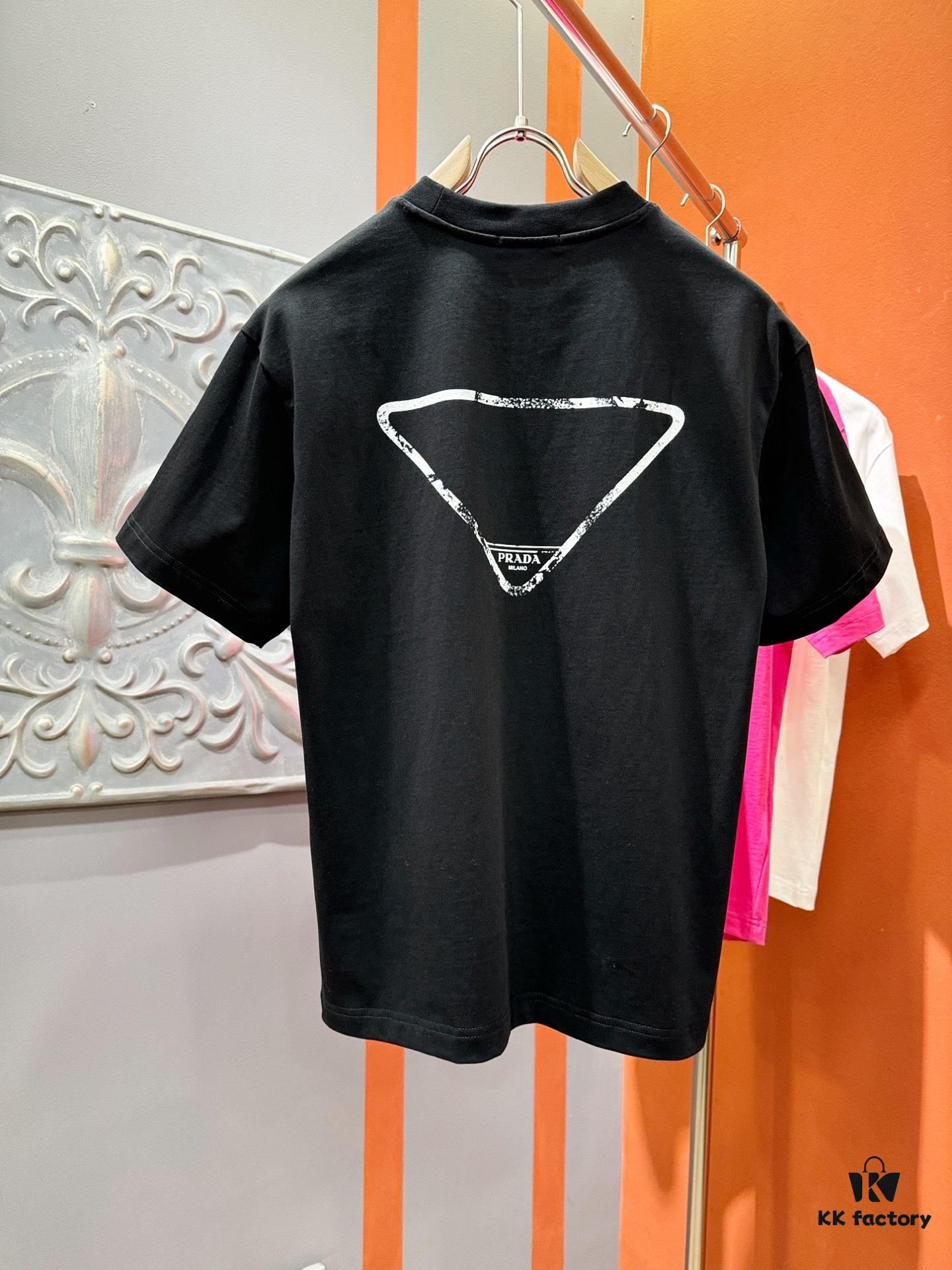 6931a111ccd8ab3d7af94f82 PRADA 2025 Spring/Summer New Short Sleeve T-Shirt! Runway-Inspired Fashion Casual Tee with Signature Logo Design! Premium 260g 100% Cotton Fabric, Soft and Skin-Friendly Texture, Exceptional Comfort and Breathability. A Gender-Neutral Unisex Style for Couples, Redefining Contemporary Fashion Elegance. Distinguished from Market Versions ️ High-End Collection!