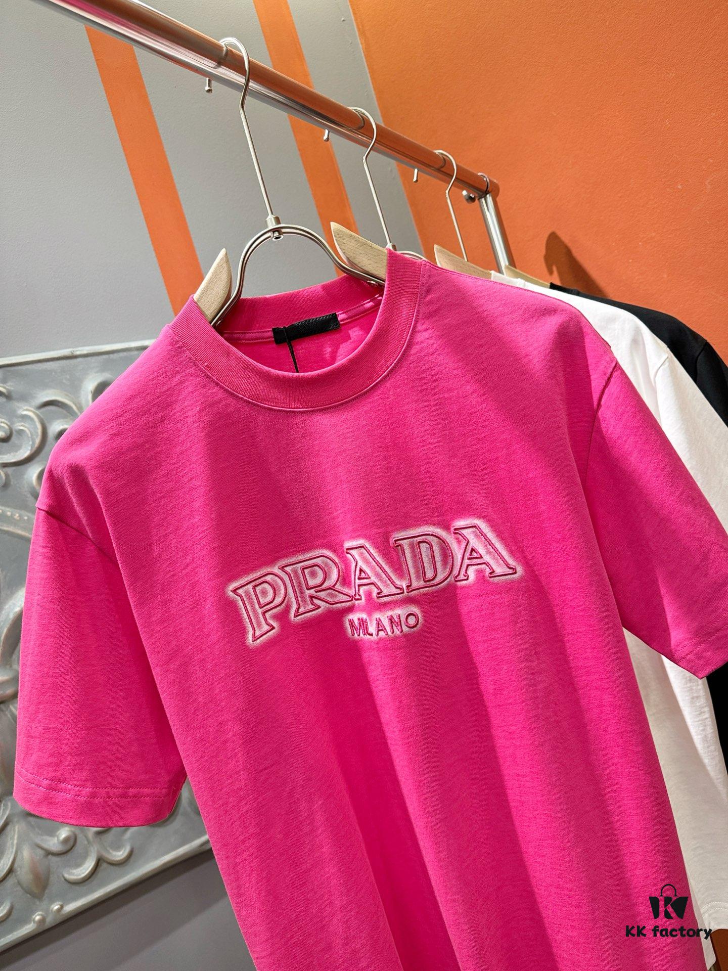 6931a112ccd8ab3d7af94f84 PRADA 2025 Spring/Summer New Short Sleeve T-Shirt! Runway Pattern Fashion Casual Tee with Designer Logo – Premium 260g 100% Cotton Fabric, Soft and Skin-Friendly, Exceptionally Comfortable and Breathable. Unisex Couple Style Redefines Modern Fashion Elegance. Exclusive High-End Collection, Distinguished from Market Versions