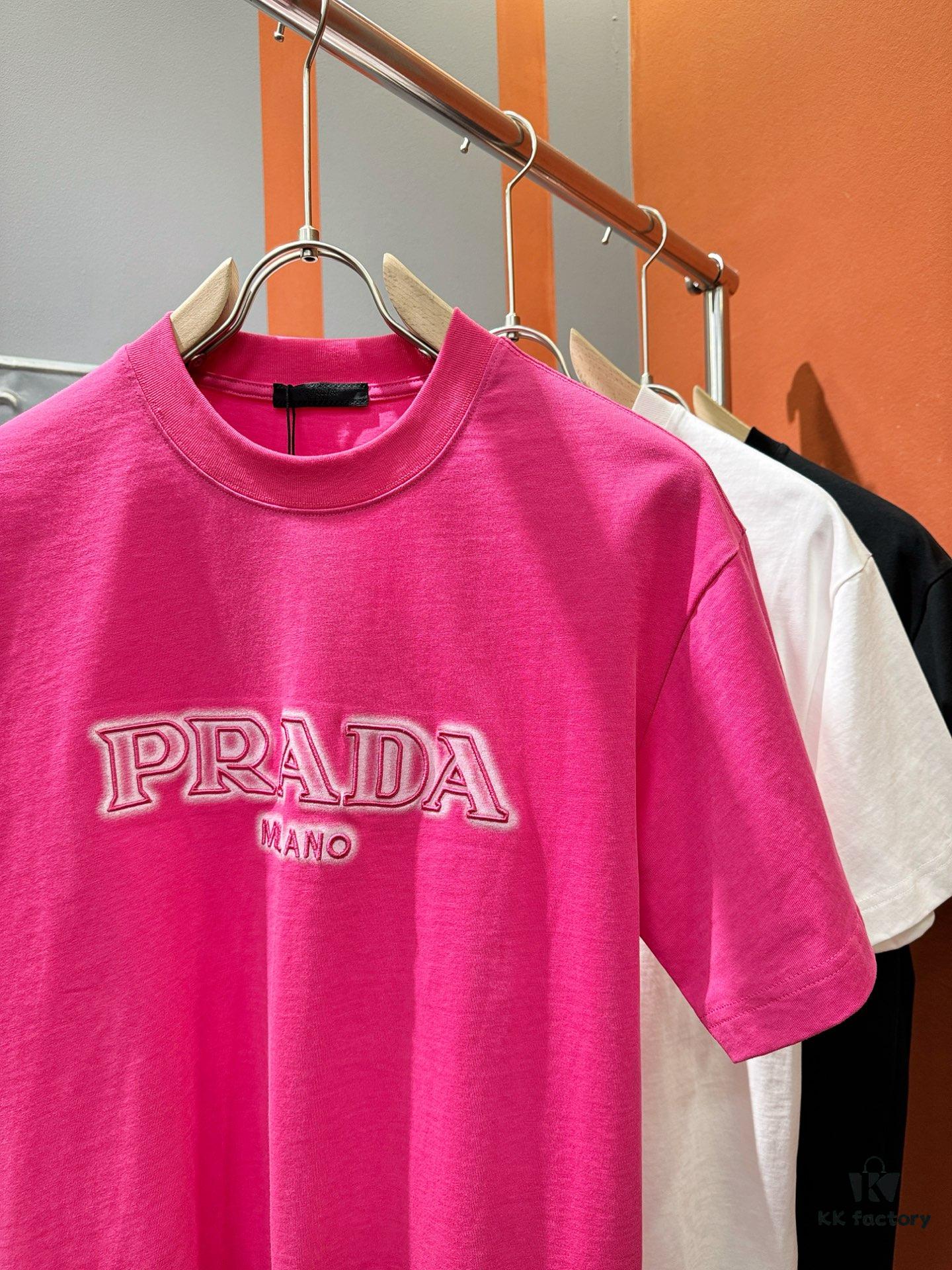 6931a112ccd8ab3d7af94f85 PRADA 2025 Spring/Summer New Short Sleeve T-Shirt! Runway Pattern Fashion Casual Tee with Designer Logo – Premium 260g 100% Cotton Fabric, Soft and Skin-Friendly, Exceptionally Comfortable and Breathable. Unisex Couple Style Redefines Modern Fashion Elegance. Exclusive High-End Collection, Distinguished from Market Versions