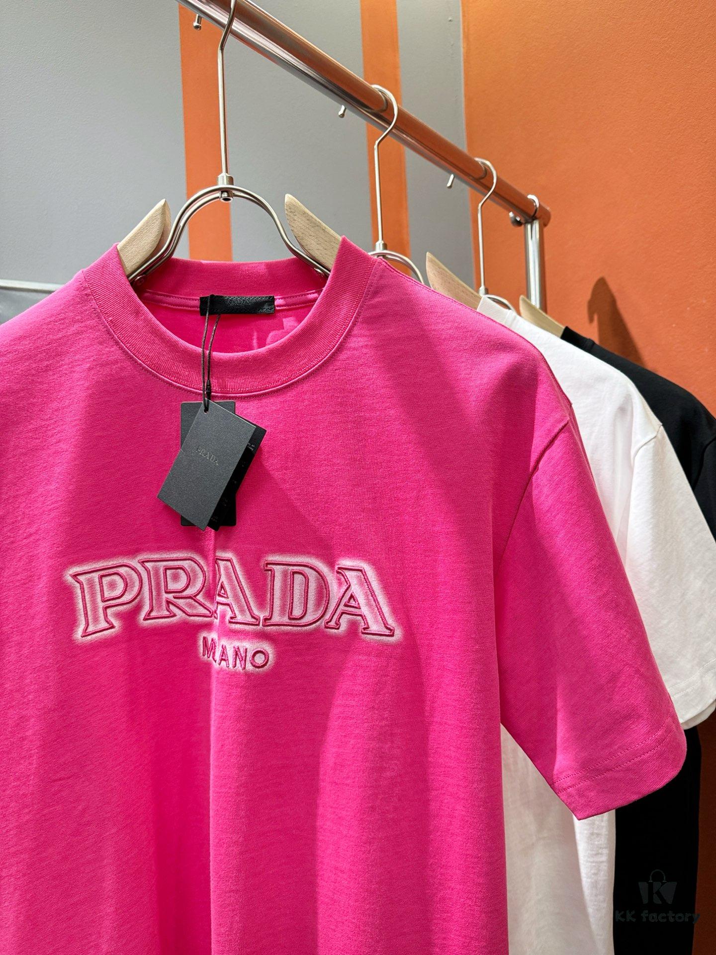 6931a112ccd8ab3d7af94f87 PRADA 2025 Spring/Summer New Short Sleeve T-Shirt! Runway Pattern Fashion Casual Tee with Designer Logo – Premium 260g 100% Cotton Fabric, Soft and Skin-Friendly, Exceptionally Comfortable and Breathable. Unisex Couple Style Redefines Modern Fashion Elegance. Exclusive High-End Collection, Distinguished from Market Versions