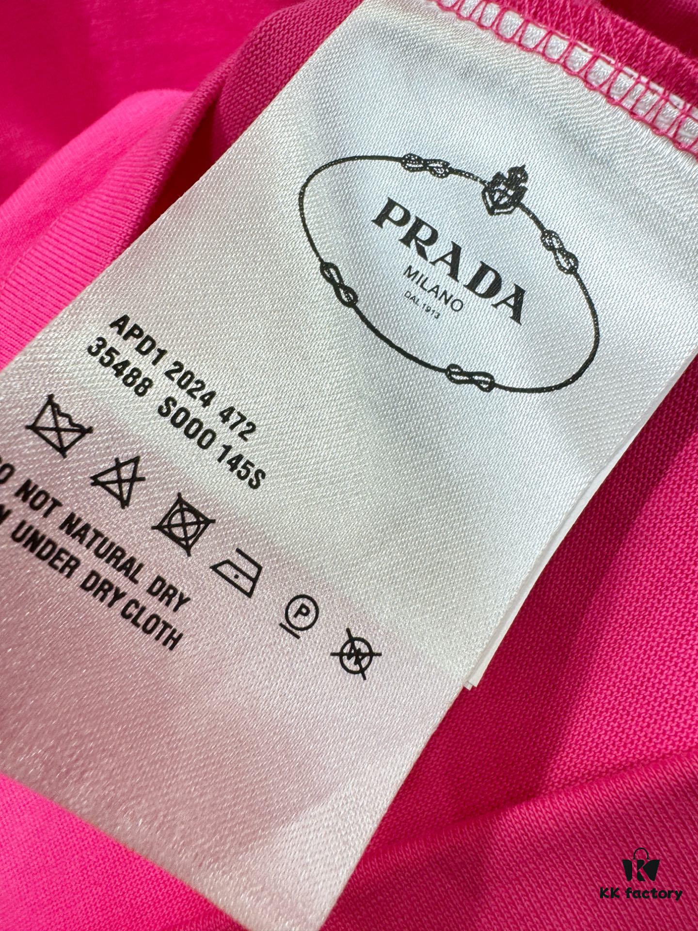 6931a112ccd8ab3d7af94f89 PRADA 2025 Spring/Summer New Short Sleeve T-Shirt! Runway Pattern Fashion Casual Tee with Designer Logo – Premium 260g 100% Cotton Fabric, Soft and Skin-Friendly, Exceptionally Comfortable and Breathable. Unisex Couple Style Redefines Modern Fashion Elegance. Exclusive High-End Collection, Distinguished from Market Versions