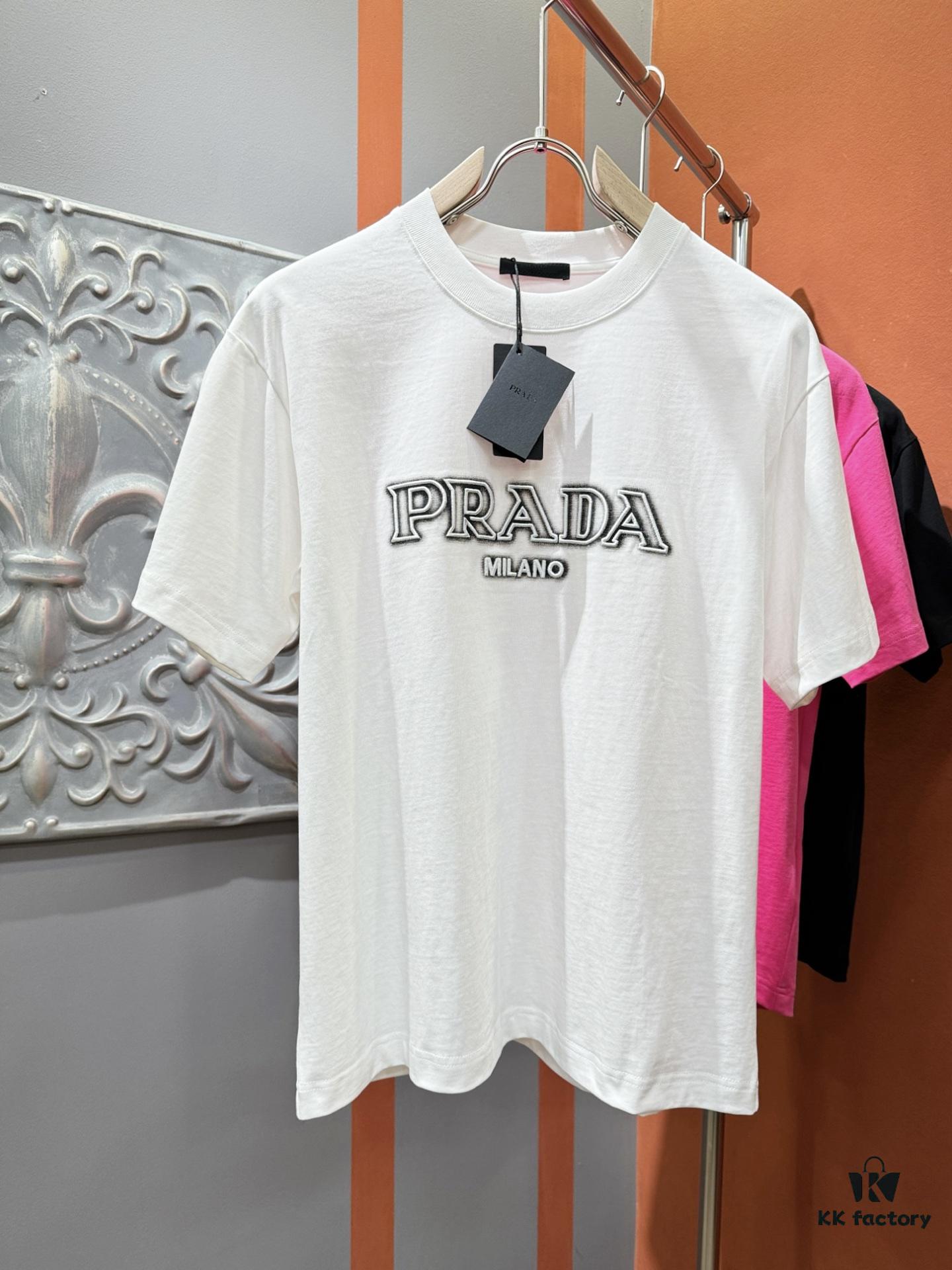 6931a112ccd8ab3d7af94f8c PRADA 2025 Spring/Summer New Arrival Short Sleeve T-Shirt! Runway-Inspired Fashion Casual Tee with Signature Logo Design! Premium 260g 100% Cotton Fabric, Soft and Skin-Friendly Texture, Exceptional Comfort and Breathability – Truly Irresistible in Person! Gender-Neutral Unisex Style for Couples, Redefining Contemporary Fashion Elegance! Distinguished from Standard Market Versions ️ High-End Collection!