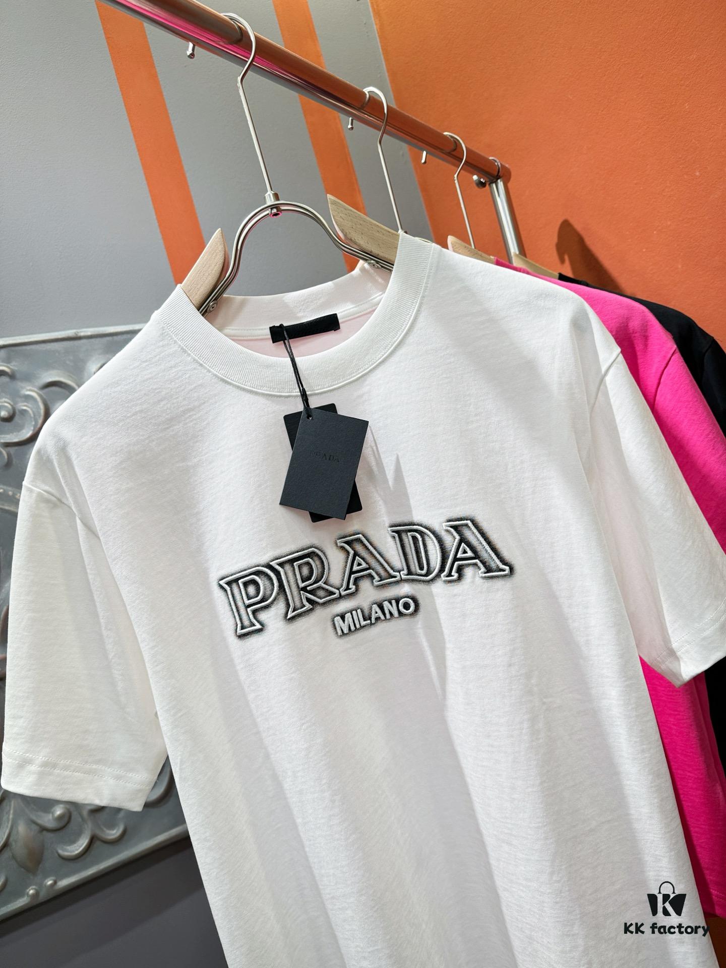 6931a112ccd8ab3d7af94f8d PRADA 2025 Spring/Summer New Arrival Short Sleeve T-Shirt! Runway-Inspired Fashion Casual Tee with Signature Logo Design! Premium 260g 100% Cotton Fabric, Soft and Skin-Friendly Texture, Exceptional Comfort and Breathability – Truly Irresistible in Person! Gender-Neutral Unisex Style for Couples, Redefining Contemporary Fashion Elegance! Distinguished from Standard Market Versions ️ High-End Collection!