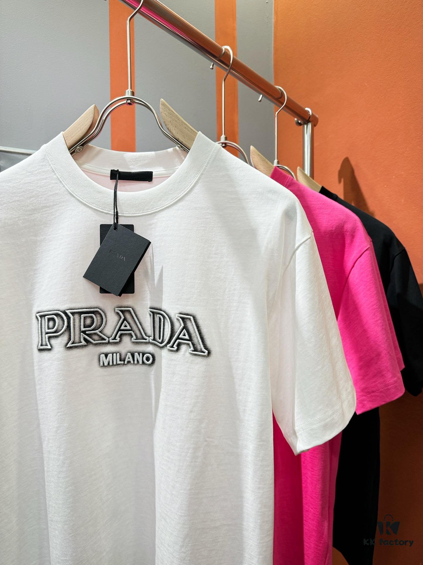 6931a112ccd8ab3d7af94f8e PRADA 2025 Spring/Summer New Arrival Short Sleeve T-Shirt! Runway-Inspired Fashion Casual Tee with Signature Logo Design! Premium 260g 100% Cotton Fabric, Soft and Skin-Friendly Texture, Exceptional Comfort and Breathability – Truly Irresistible in Person! Gender-Neutral Unisex Style for Couples, Redefining Contemporary Fashion Elegance! Distinguished from Standard Market Versions ️ High-End Collection!