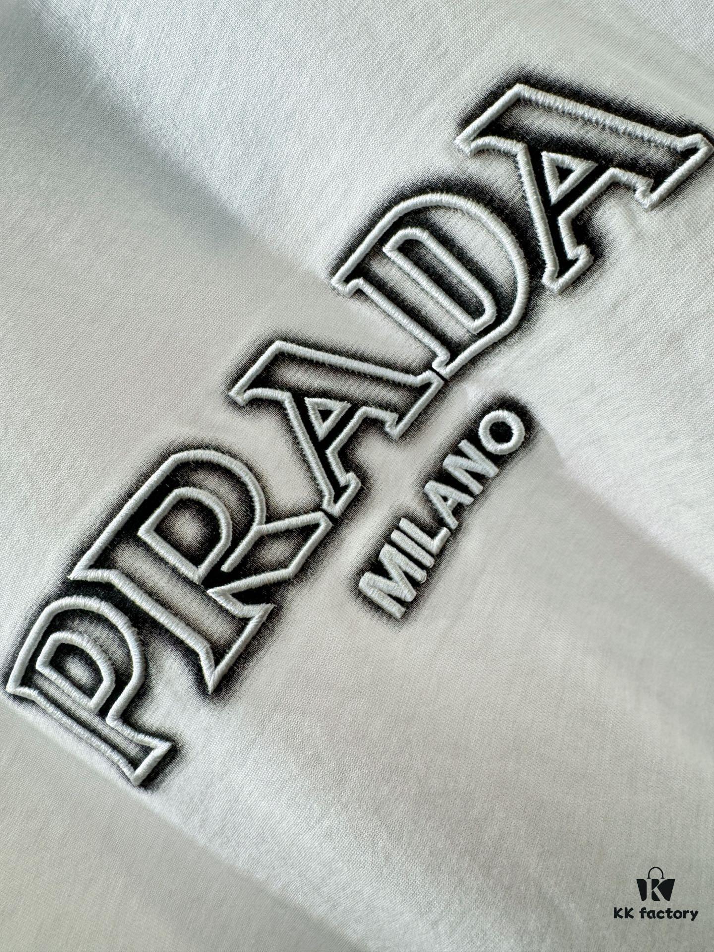 6931a112ccd8ab3d7af94f8f PRADA 2025 Spring/Summer New Arrival Short Sleeve T-Shirt! Runway-Inspired Fashion Casual Tee with Signature Logo Design! Premium 260g 100% Cotton Fabric, Soft and Skin-Friendly Texture, Exceptional Comfort and Breathability – Truly Irresistible in Person! Gender-Neutral Unisex Style for Couples, Redefining Contemporary Fashion Elegance! Distinguished from Standard Market Versions ️ High-End Collection!