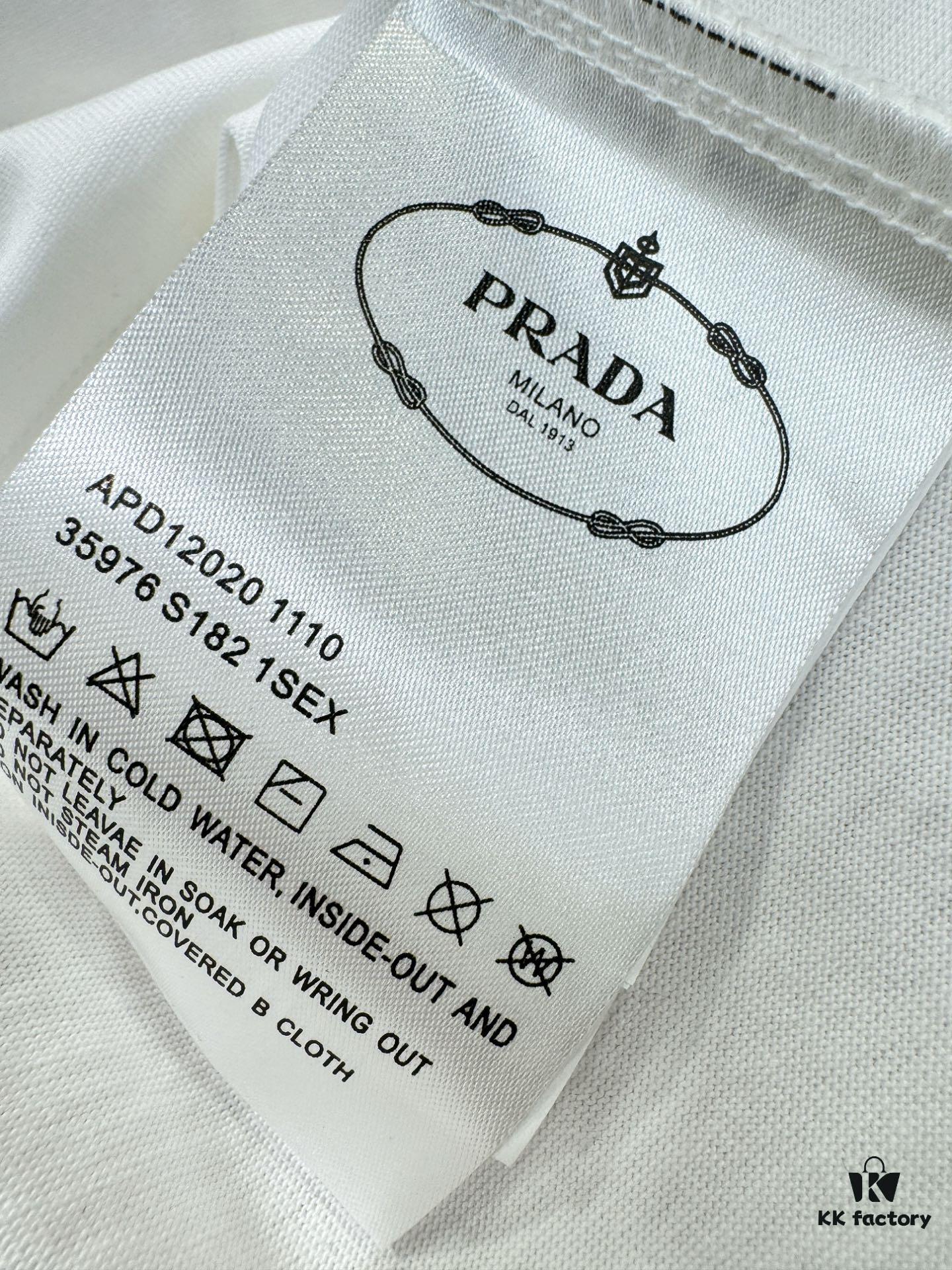 6931a112ccd8ab3d7af94f93 PRADA 2025 Spring/Summer New Arrival Short Sleeve T-Shirt! Runway-Inspired Fashion Casual Tee with Signature Logo Design! Premium 260g 100% Cotton Fabric, Soft and Skin-Friendly Texture, Exceptional Comfort and Breathability – Truly Irresistible in Person! Gender-Neutral Unisex Style for Couples, Redefining Contemporary Fashion Elegance! Distinguished from Standard Market Versions ️ High-End Collection!
