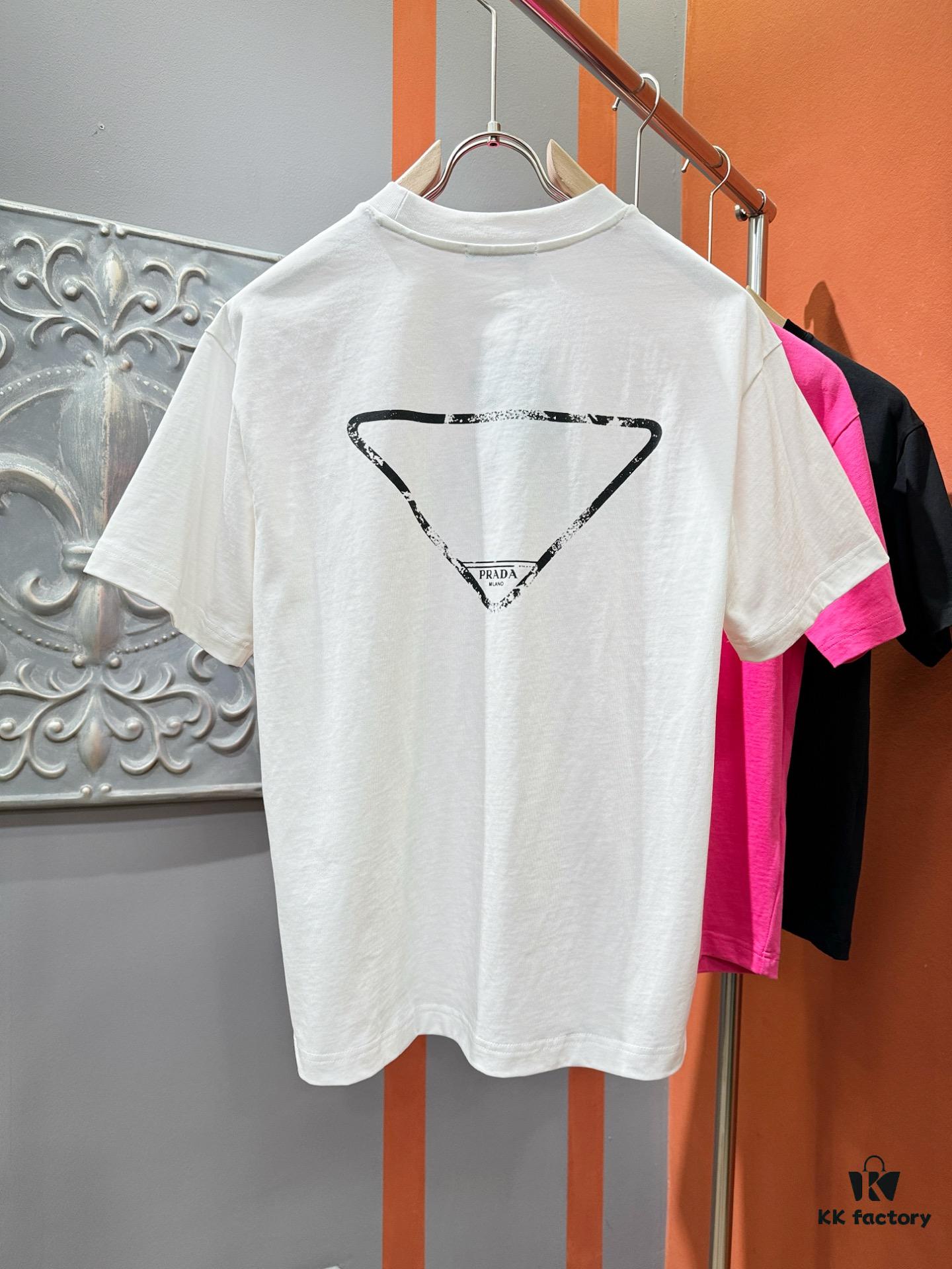 6931a112ccd8ab3d7af94f94 PRADA 2025 Spring/Summer New Arrival Short Sleeve T-Shirt! Runway-Inspired Fashion Casual Tee with Signature Logo Design! Premium 260g 100% Cotton Fabric, Soft and Skin-Friendly Texture, Exceptional Comfort and Breathability – Truly Irresistible in Person! Gender-Neutral Unisex Style for Couples, Redefining Contemporary Fashion Elegance! Distinguished from Standard Market Versions ️ High-End Collection!