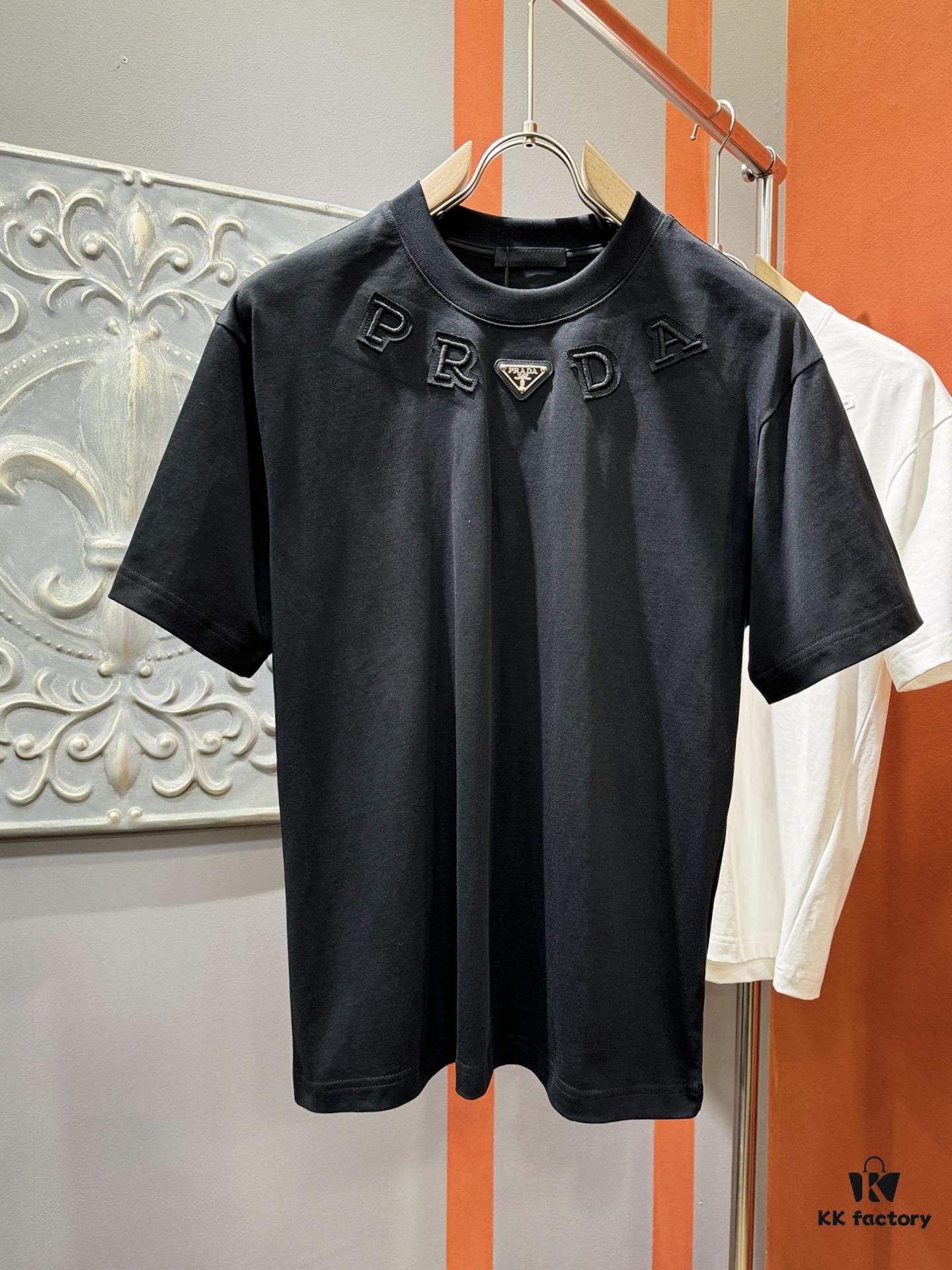 6931a112ccd8ab3d7af94f95 PRADA 2025 Spring/Summer New Short Sleeve T-Shirt! Runway-Inspired Fashion Casual Tee with Signature Logo Design! Premium 100% Cotton Fabric, Soft and Skin-Friendly Texture, Exceptional Comfort and Breathability – Truly Irresistible in Person! Relaxed Fit with Slightly Dropped Shoulder and Round Neck, Gender-Neutral Unisex Cut for Couples, Redefining Contemporary Style! Distinct from Market Versions, Complete with Three Authentic Labels, Unisex Design. High-End Collection!