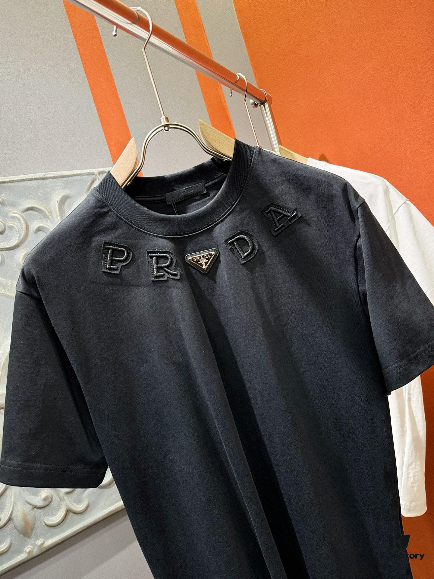 6931a112ccd8ab3d7af94f96 PRADA 2025 Spring/Summer New Short Sleeve T-Shirt! Runway-Inspired Fashion Casual Tee with Signature Logo Design! Premium 100% Cotton Fabric, Soft and Skin-Friendly Texture, Exceptional Comfort and Breathability – Truly Irresistible in Person! Relaxed Fit with Slightly Dropped Shoulder and Round Neck, Gender-Neutral Unisex Cut for Couples, Redefining Contemporary Style! Distinct from Market Versions, Complete with Three Authentic Labels, Unisex Design. High-End Collection!
