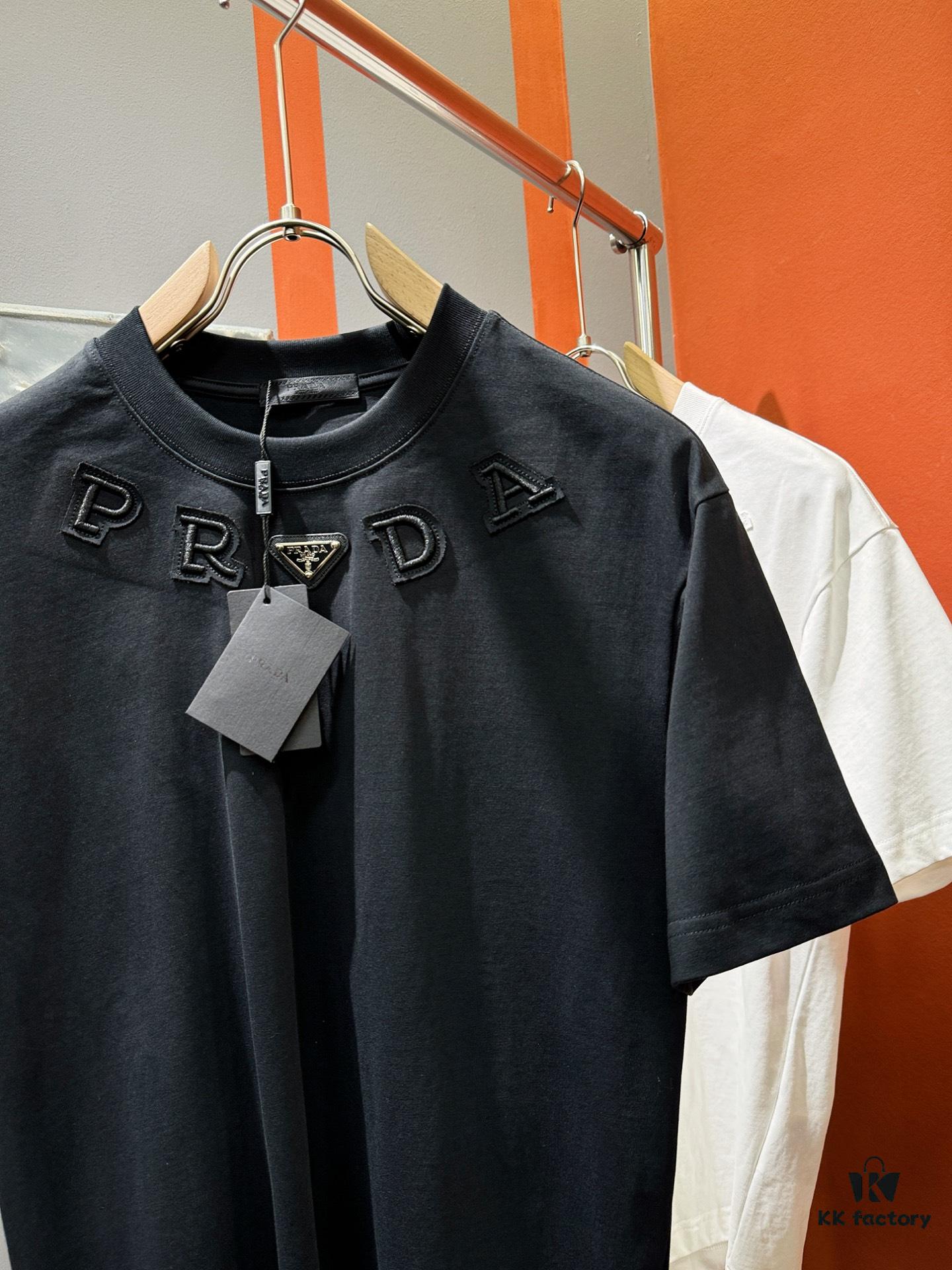 6931a112ccd8ab3d7af94f97 PRADA 2025 Spring/Summer New Short Sleeve T-Shirt! Runway-Inspired Fashion Casual Tee with Signature Logo Design! Premium 100% Cotton Fabric, Soft and Skin-Friendly Texture, Exceptional Comfort and Breathability – Truly Irresistible in Person! Relaxed Fit with Slightly Dropped Shoulder and Round Neck, Gender-Neutral Unisex Cut for Couples, Redefining Contemporary Style! Distinct from Market Versions, Complete with Three Authentic Labels, Unisex Design. High-End Collection!