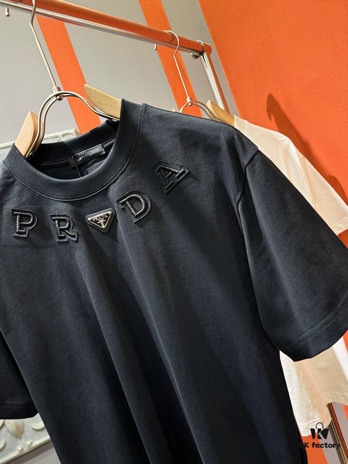 6931a113ccd8ab3d7af94f9a PRADA 2025 Spring/Summer New Short Sleeve T-Shirt! Runway-Inspired Fashion Casual Tee with Signature Logo Design! Premium 100% Cotton Fabric, Soft and Skin-Friendly Texture, Exceptional Comfort and Breathability – Truly Irresistible in Person! Relaxed Fit with Slightly Dropped Shoulder and Round Neck, Gender-Neutral Unisex Cut for Couples, Redefining Contemporary Style! Distinct from Market Versions, Complete with Three Authentic Labels, Unisex Design. High-End Collection!