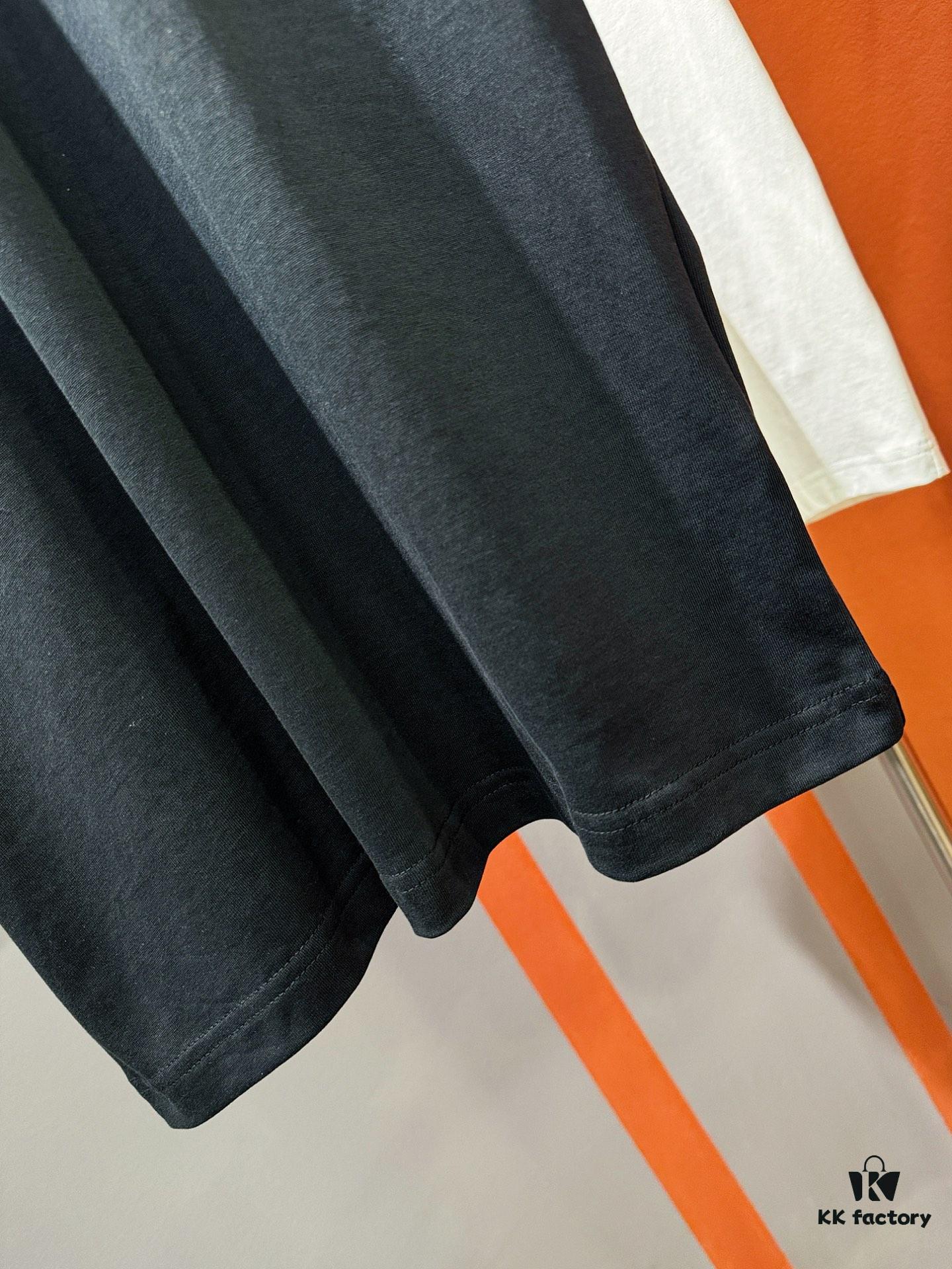 6931a113ccd8ab3d7af94f9b PRADA 2025 Spring/Summer New Short Sleeve T-Shirt! Runway-Inspired Fashion Casual Tee with Signature Logo Design! Premium 100% Cotton Fabric, Soft and Skin-Friendly Texture, Exceptional Comfort and Breathability – Truly Irresistible in Person! Relaxed Fit with Slightly Dropped Shoulder and Round Neck, Gender-Neutral Unisex Cut for Couples, Redefining Contemporary Style! Distinct from Market Versions, Complete with Three Authentic Labels, Unisex Design. High-End Collection!