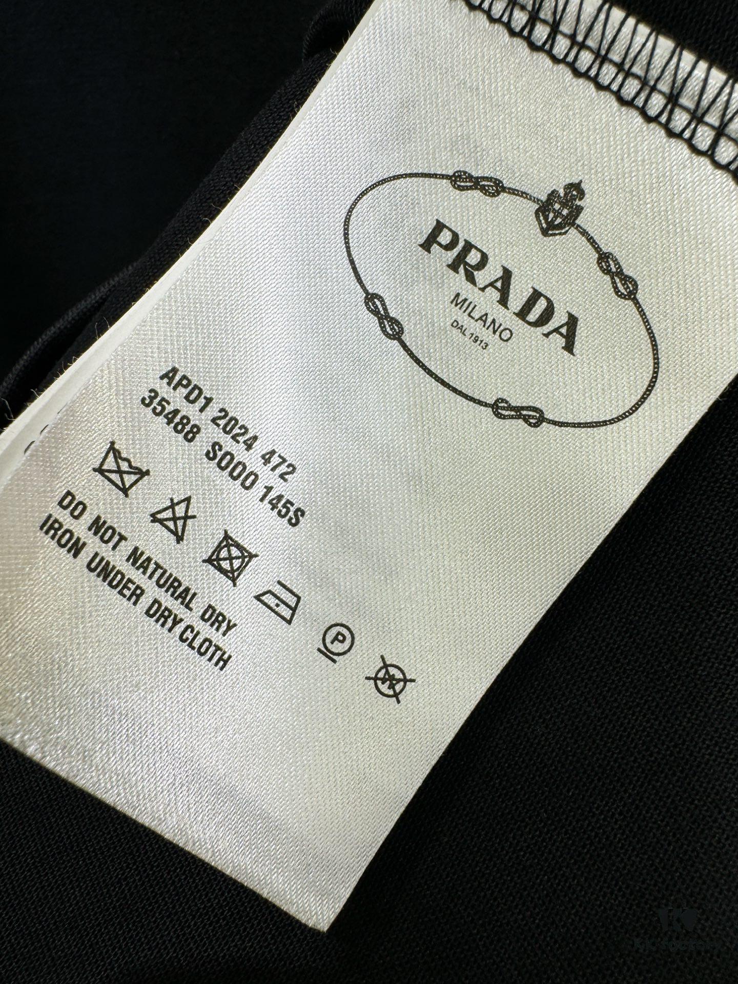 6931a113ccd8ab3d7af94f9c PRADA 2025 Spring/Summer New Short Sleeve T-Shirt! Runway-Inspired Fashion Casual Tee with Signature Logo Design! Premium 100% Cotton Fabric, Soft and Skin-Friendly Texture, Exceptional Comfort and Breathability – Truly Irresistible in Person! Relaxed Fit with Slightly Dropped Shoulder and Round Neck, Gender-Neutral Unisex Cut for Couples, Redefining Contemporary Style! Distinct from Market Versions, Complete with Three Authentic Labels, Unisex Design. High-End Collection!