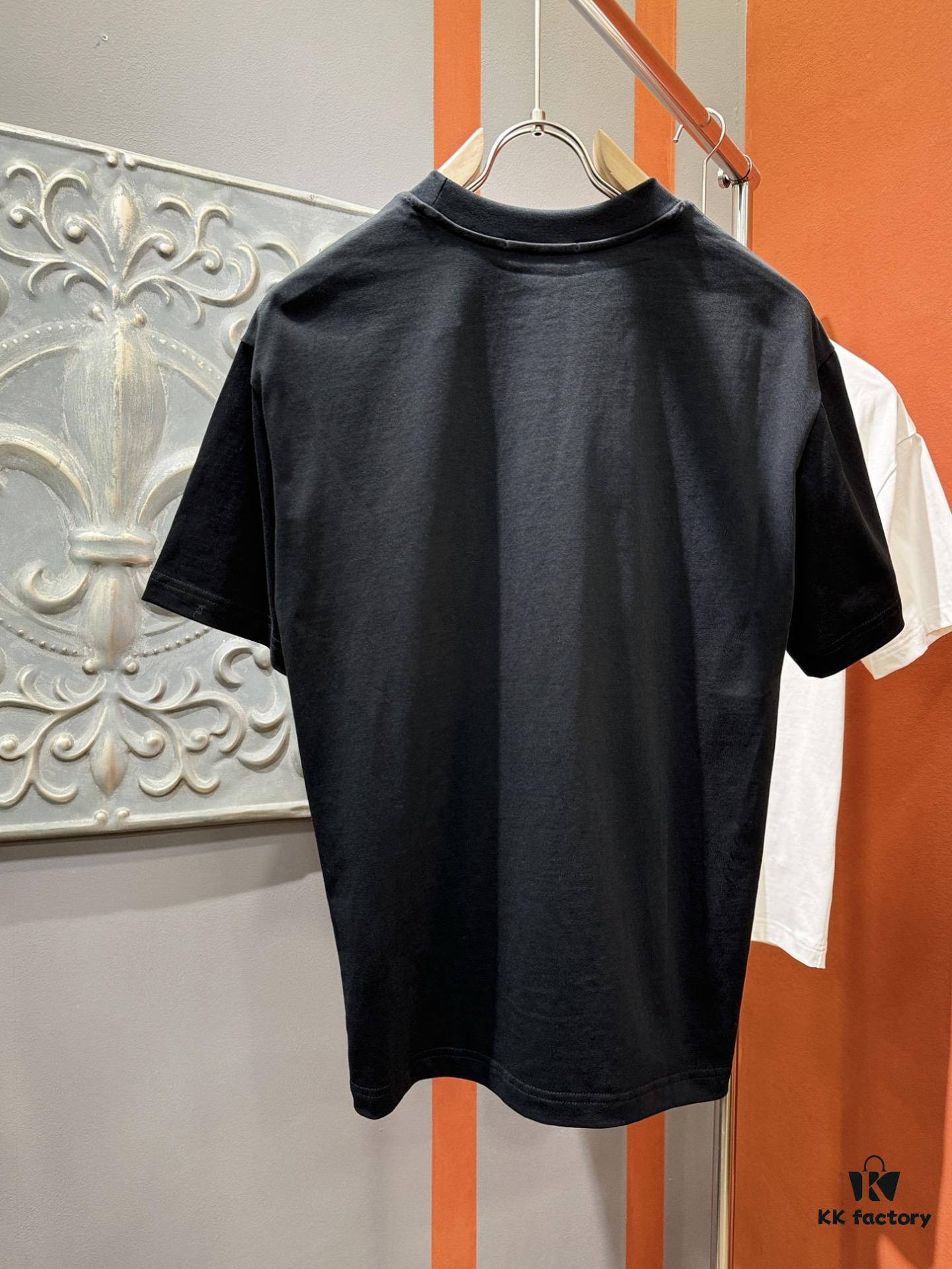 6931a113ccd8ab3d7af94f9d PRADA 2025 Spring/Summer New Short Sleeve T-Shirt! Runway-Inspired Fashion Casual Tee with Signature Logo Design! Premium 100% Cotton Fabric, Soft and Skin-Friendly Texture, Exceptional Comfort and Breathability – Truly Irresistible in Person! Relaxed Fit with Slightly Dropped Shoulder and Round Neck, Gender-Neutral Unisex Cut for Couples, Redefining Contemporary Style! Distinct from Market Versions, Complete with Three Authentic Labels, Unisex Design. High-End Collection!