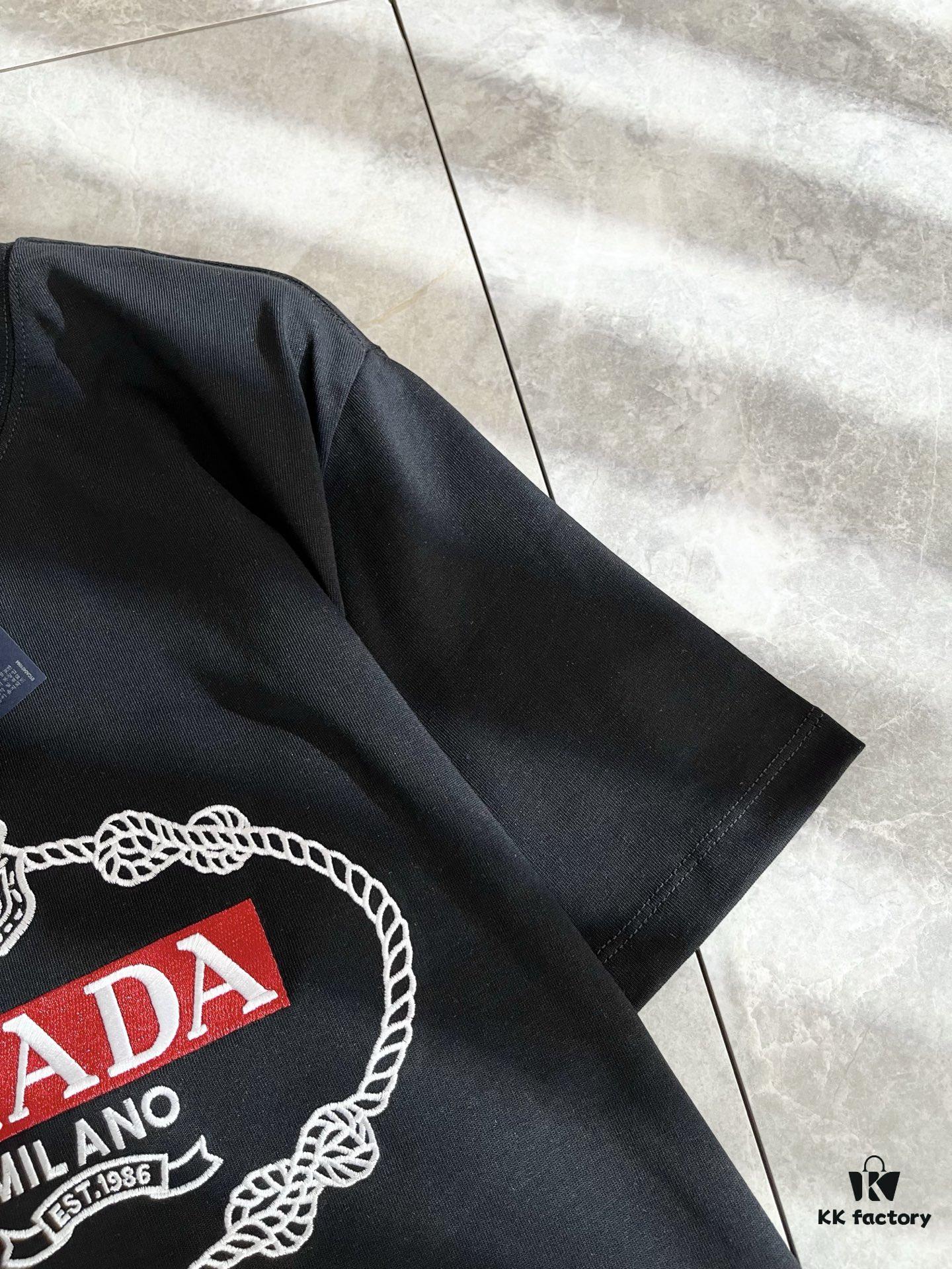 PRADA 2025 Spring/Summer New Unisex Short-Sleeve T-Shirt, Exclusive Online Launch