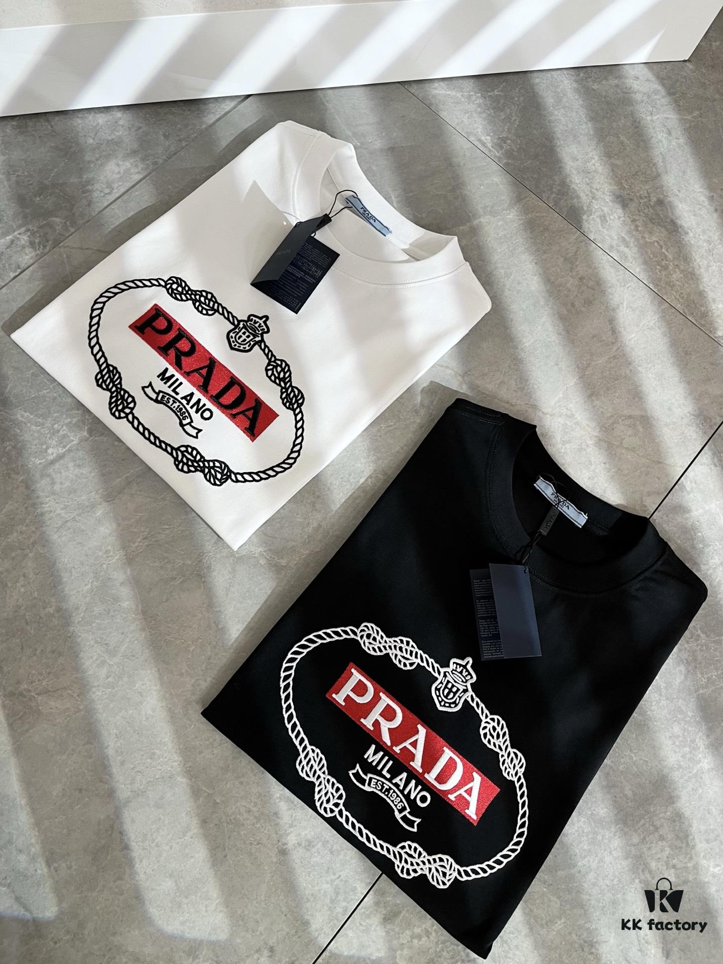 6931a115ccd8ab3d7af94fc2 PRADA 2025 Spring/Summer New Unisex Short Sleeve T-Shirt, Exclusive Launch – Classic and Fashionable Design with Signature Logo Embroidery, Made from 100% Imported Pure Cotton
