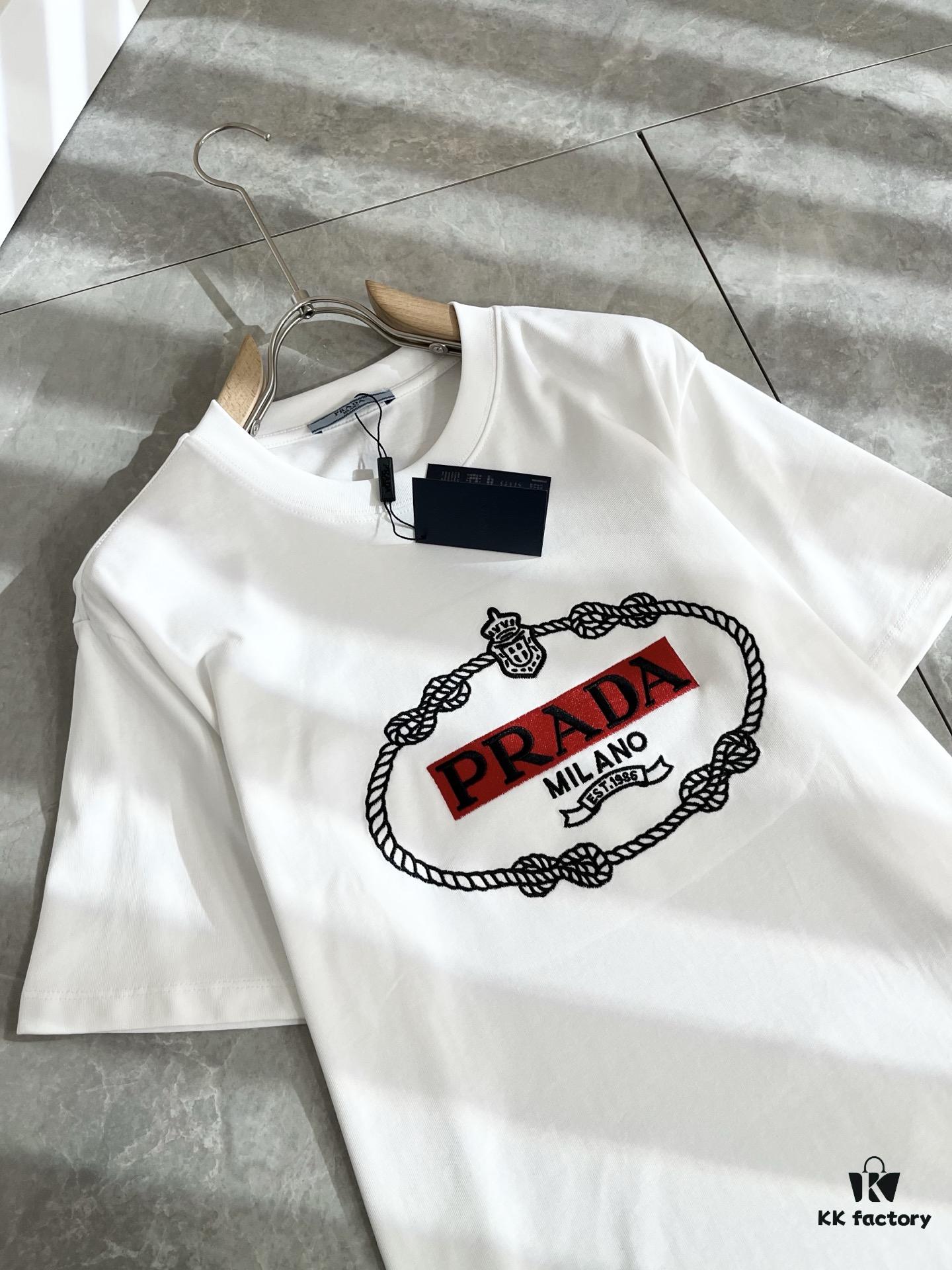 6931a115ccd8ab3d7af94fc5 PRADA 2025 Spring/Summer New Unisex Short Sleeve T-Shirt, Exclusive Launch – Classic and Fashionable Design with Signature Logo Embroidery, Made from 100% Imported Pure Cotton