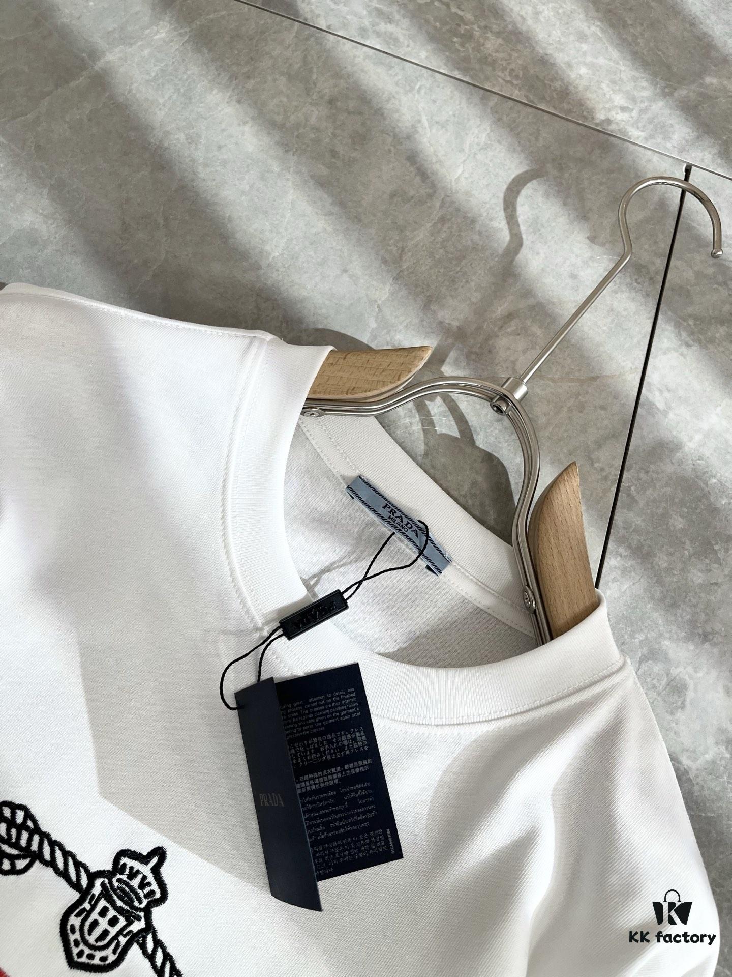6931a116ccd8ab3d7af94fc7 PRADA 2025 Spring/Summer New Unisex Short Sleeve T-Shirt, Exclusive Launch – Classic and Fashionable Design with Signature Logo Embroidery, Made from 100% Imported Pure Cotton