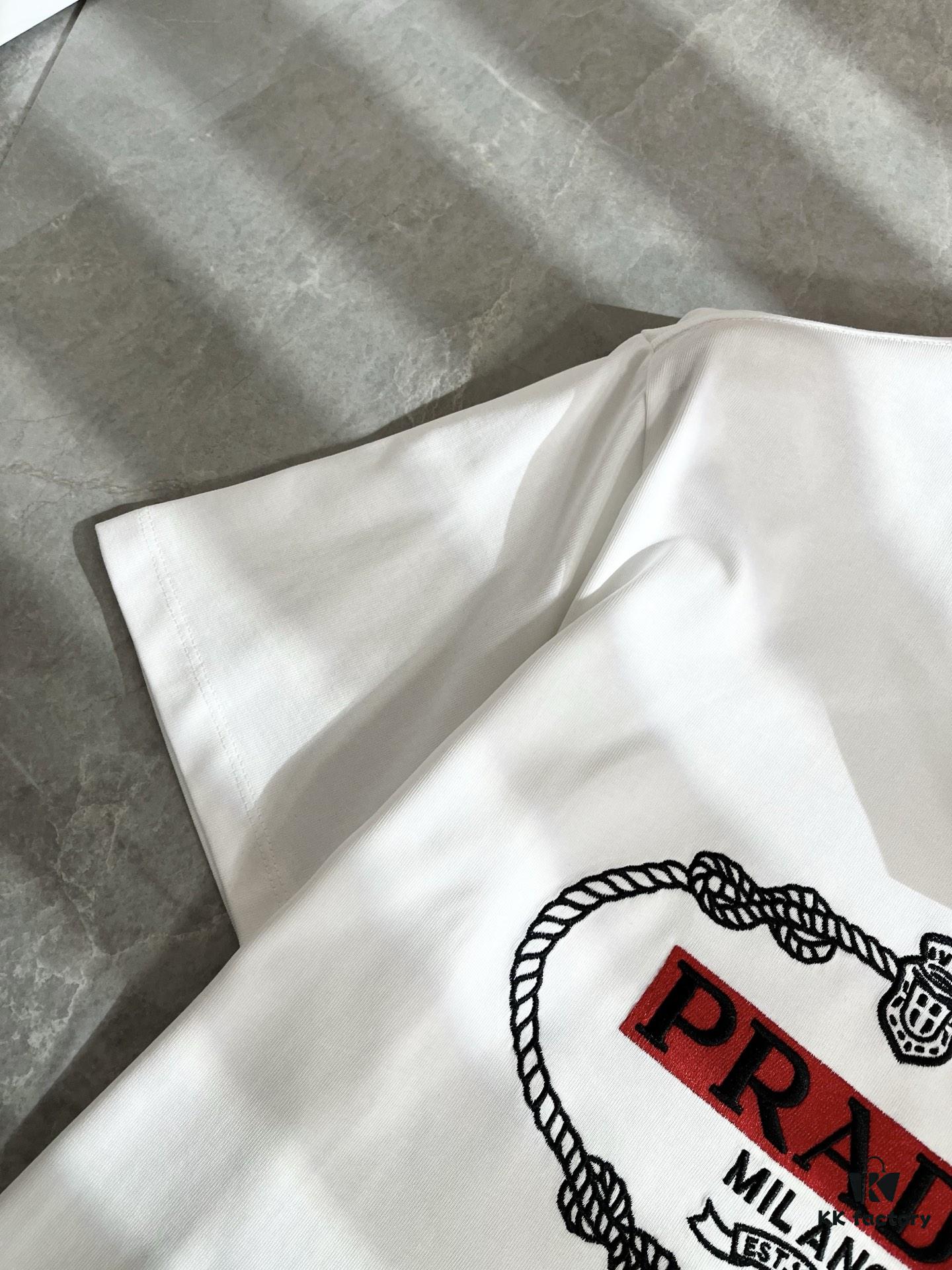 6931a116ccd8ab3d7af94fc8 PRADA 2025 Spring/Summer New Unisex Short Sleeve T-Shirt, Exclusive Launch – Classic and Fashionable Design with Signature Logo Embroidery, Made from 100% Imported Pure Cotton