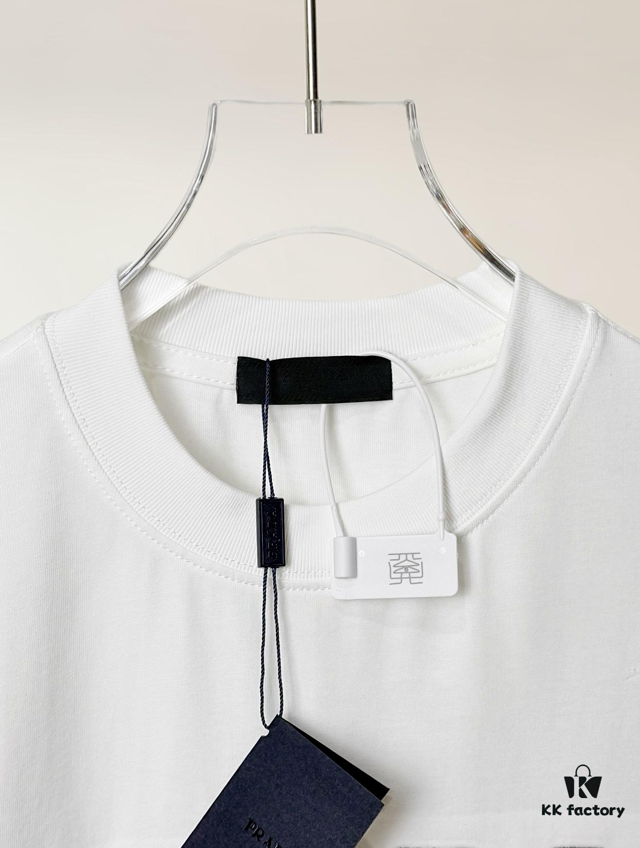 6931a116ccd8ab3d7af94fcd Prada High-End SS25 Spring/Summer Collection, In-Store Exclusive, Premium Channel Release, Embroidered Logo Relief Series, Crew Neck Short-Sleeve T-Shirt with Slightly Relaxed Fit
