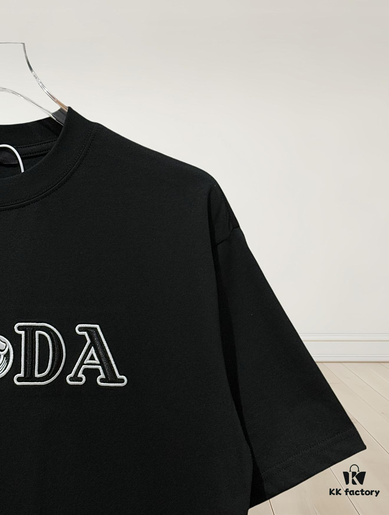 6931a117ccd8ab3d7af94fe0 Prada High-End SS25 Spring/Summer Collection, In-Store Retail Quality, Embroidered Relief Letter Design, Crew Neck Short-Sleeve T-Shirt with Slightly Loose Fit