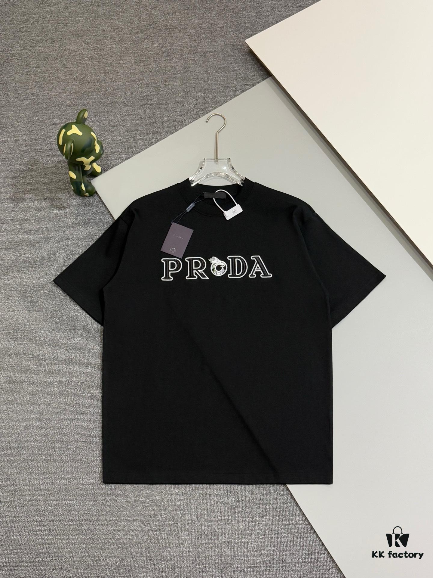6931a117ccd8ab3d7af94fe6 Prada High-Version SS25 Spring/Summer Collection, In-Store Stock, Premium Channel Release, Embroidered Relief Letter Design, Crew Neck Short-Sleeve T-Shirt with Slightly Relaxed Fit