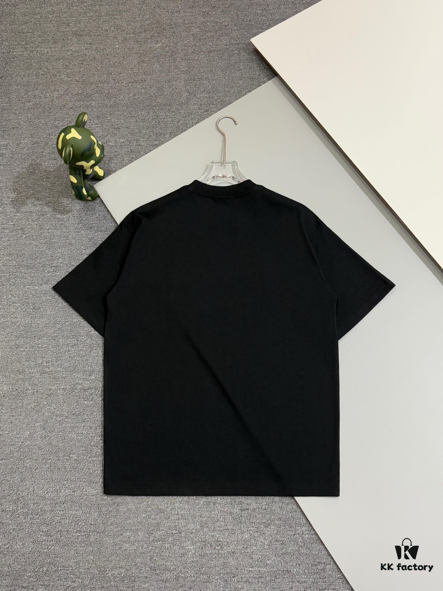 6931a117ccd8ab3d7af94fe7 Prada High-Version SS25 Spring/Summer Collection, In-Store Stock, Premium Channel Release, Embroidered Relief Letter Design, Crew Neck Short-Sleeve T-Shirt with Slightly Relaxed Fit