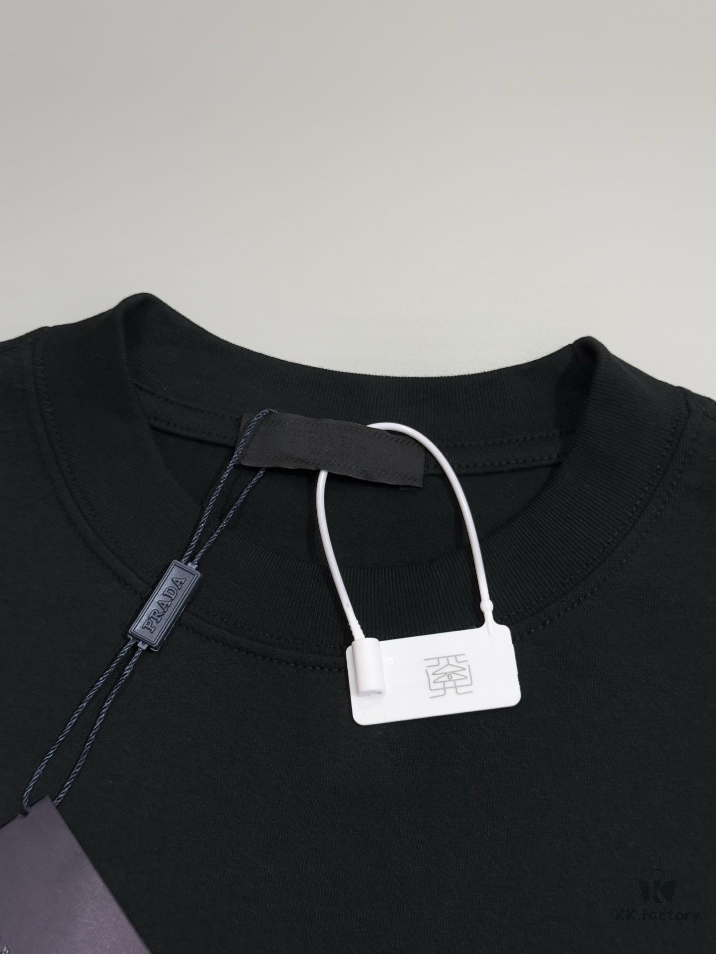 6931a117ccd8ab3d7af94fe8 Prada High-Version SS25 Spring/Summer Collection, In-Store Stock, Premium Channel Release, Embroidered Relief Letter Design, Crew Neck Short-Sleeve T-Shirt with Slightly Relaxed Fit