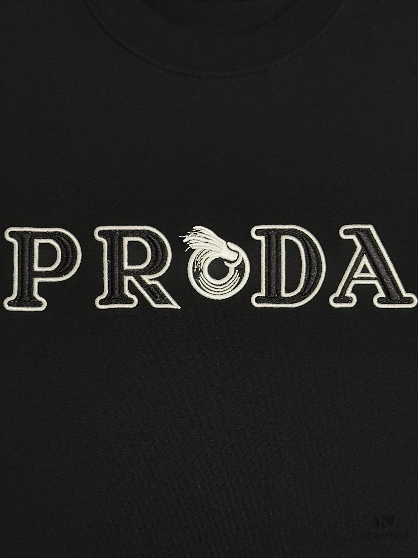 6931a117ccd8ab3d7af94fe9 Prada High-Version SS25 Spring/Summer Collection, In-Store Stock, Premium Channel Release, Embroidered Relief Letter Design, Crew Neck Short-Sleeve T-Shirt with Slightly Relaxed Fit