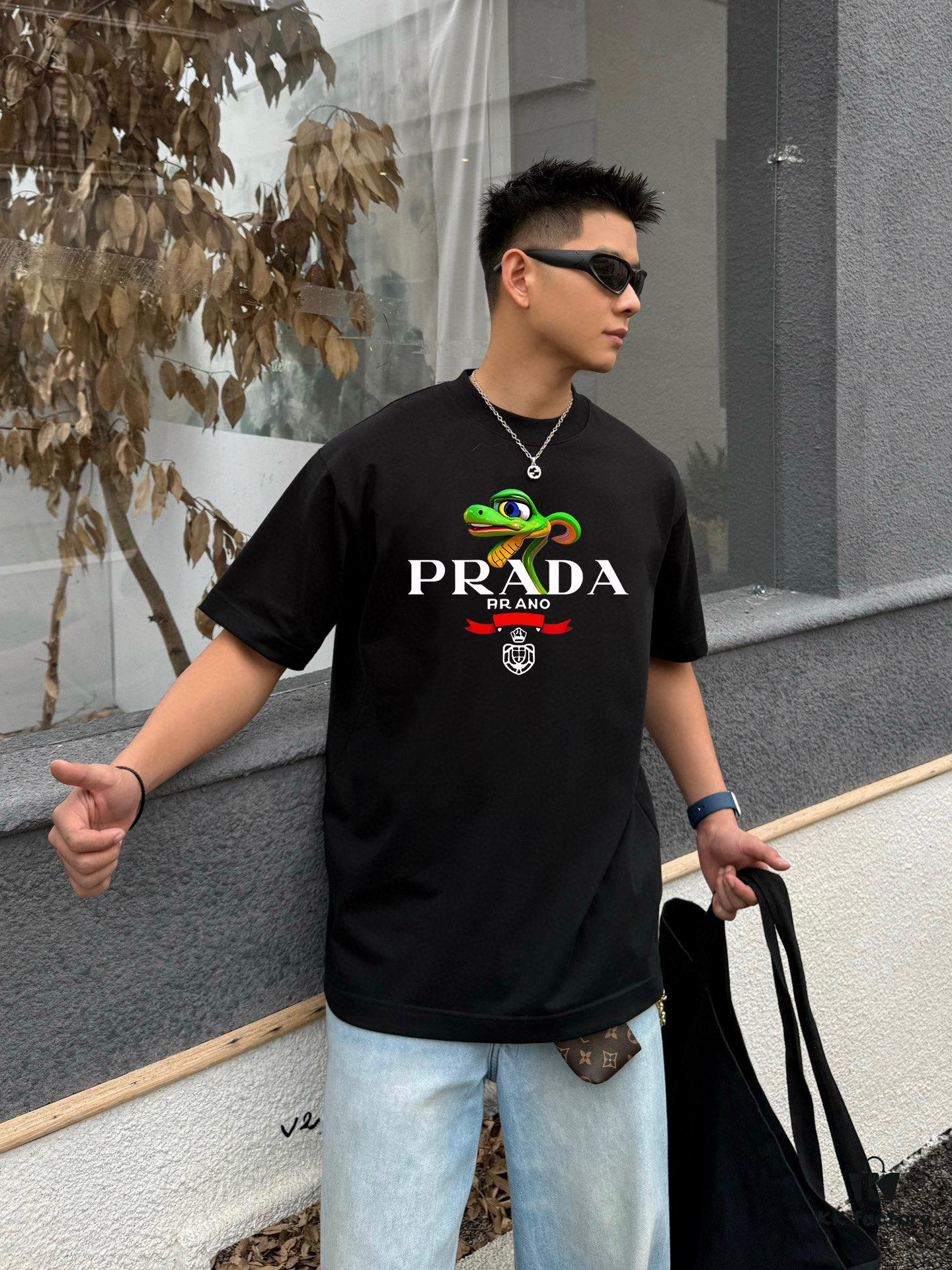 6931a11dccd8ab3d7af9505c PRADA*Prada* Loose Fit Printed Logo Design Spring Summer New Round Neck Fashion Short Sleeve T-Shirt, Soft and Comfortable Unisex Wear, Versatile Casual Essential