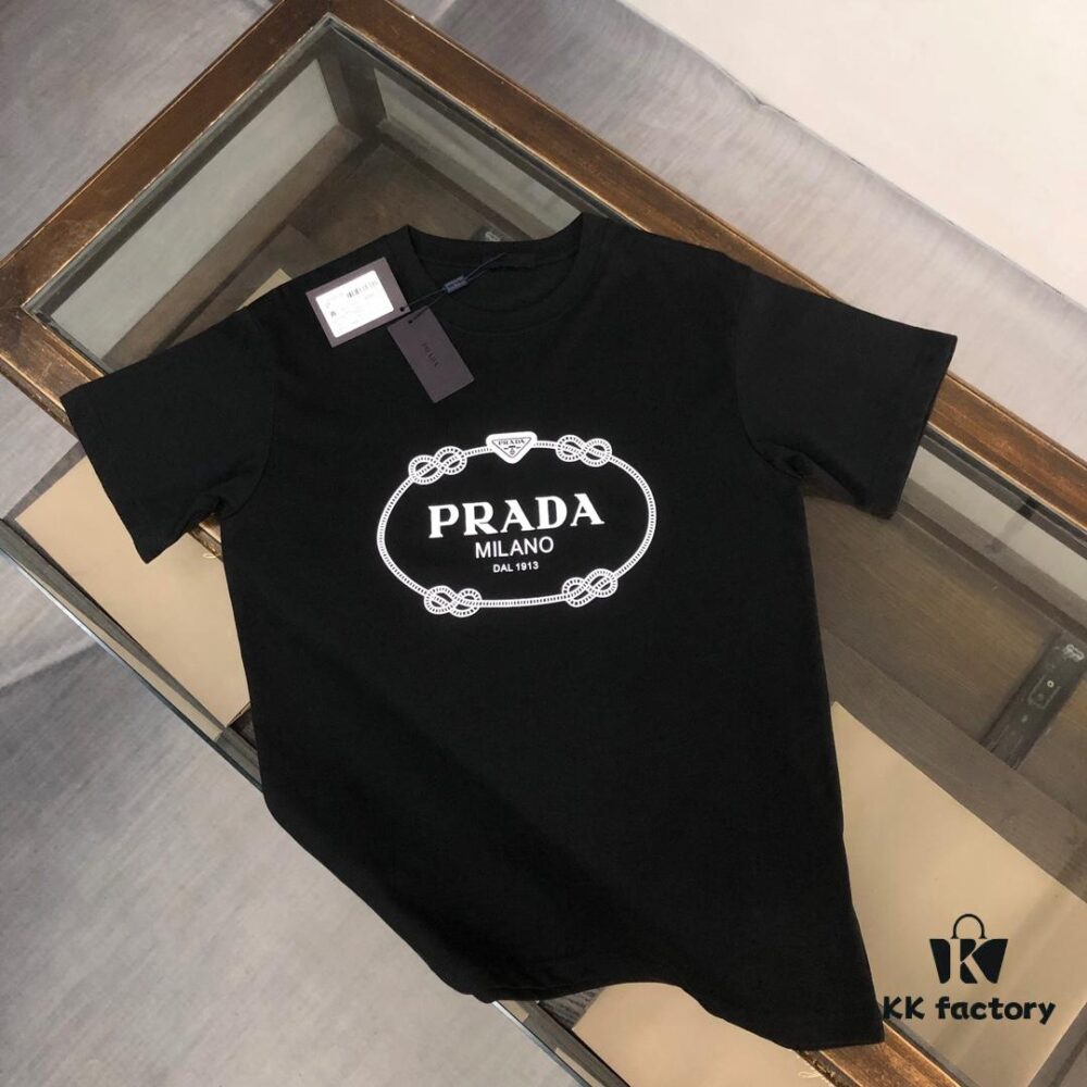 PRADA 25SS Summer New Arrival Round Neck Short-Sleeve T-Shirt! 270g Heavyweight Premium Cotton Fabric with Perfect Texture and Hand Feel, Slim Tailored Design with Clean Lines, Exquisite Stitching, Excellent Fit and Superior Breathability, Stylish and Versatile for All Ages – Essential Wardrobe Piece for Men