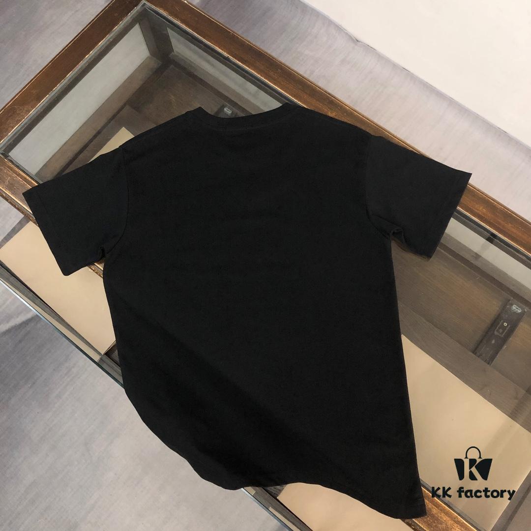 PRADA 25SS Summer New Arrival Round Neck Short-Sleeve T-Shirt! 270g Heavyweight Premium Cotton Fabric with Perfect Texture and Hand Feel, Slim Tailored Design with Clean Lines, Exquisite Stitching, Excellent Fit and Superior Breathability, Stylish and Versatile for All Ages – Essential Wardrobe Piece for Men