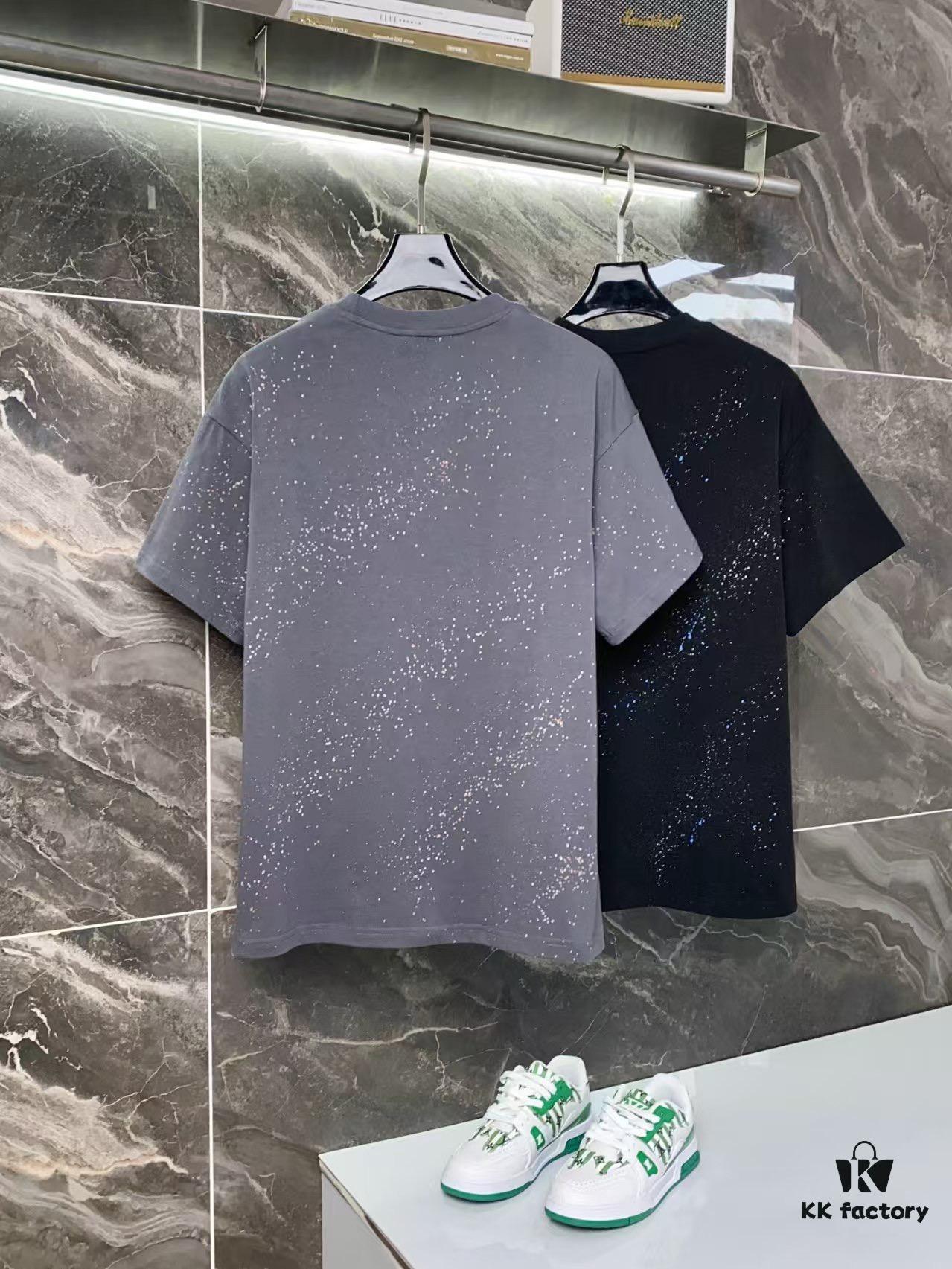 6931a11eccd8ab3d7af9507c 25ss PRADA Hand-Painted Logo T-Shirt Inspired by 80s Retro Style