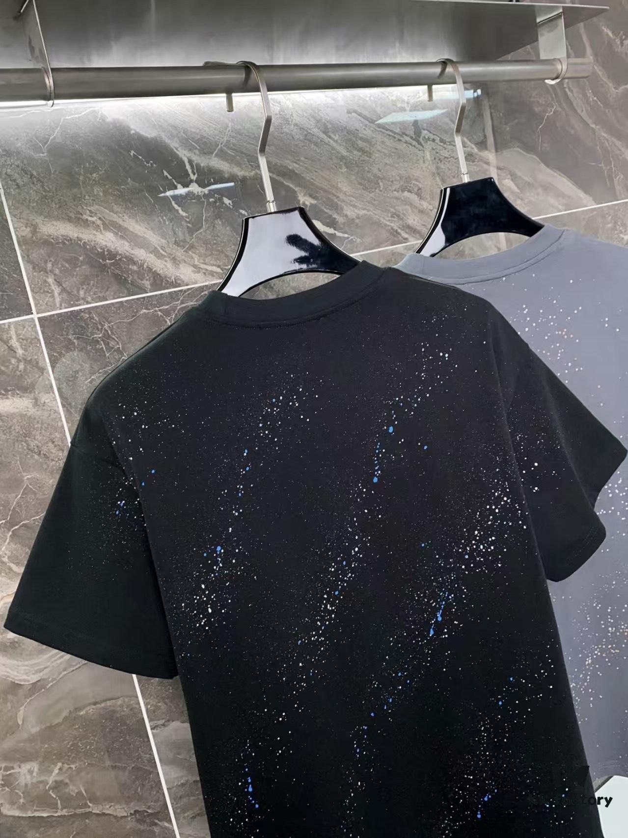 6931a11eccd8ab3d7af9507d 25ss PRADA Hand-Painted Logo T-Shirt Inspired by 80s Retro Style