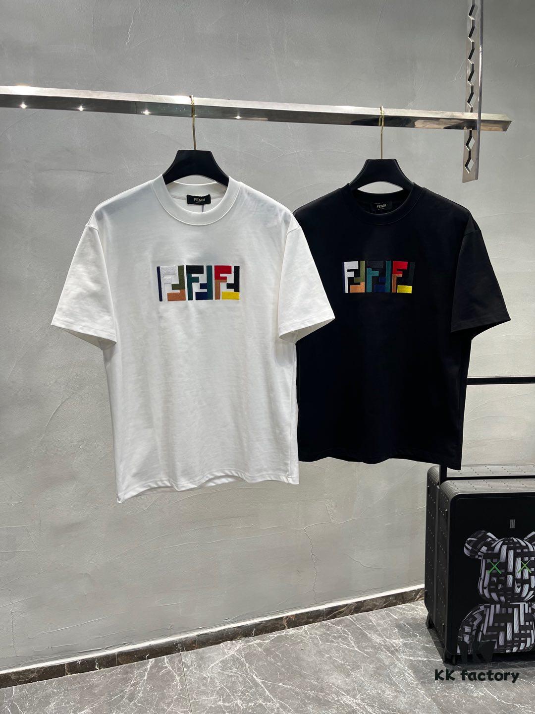6931a13accd8ab3d7af952a3 FENDI 25SS New Arrival Round Neck T-Shirt! Must-Have for Trendsetters! Custom Colorful Embroidered Logo on Chest. Classic Colors, Stylish and Fashionable. Youthful and Energetic Overall Look! Made from 280g High-Quality Cotton, Exceptionally Comfortable to Wear and Touch, with Delicate and Premium Texture.