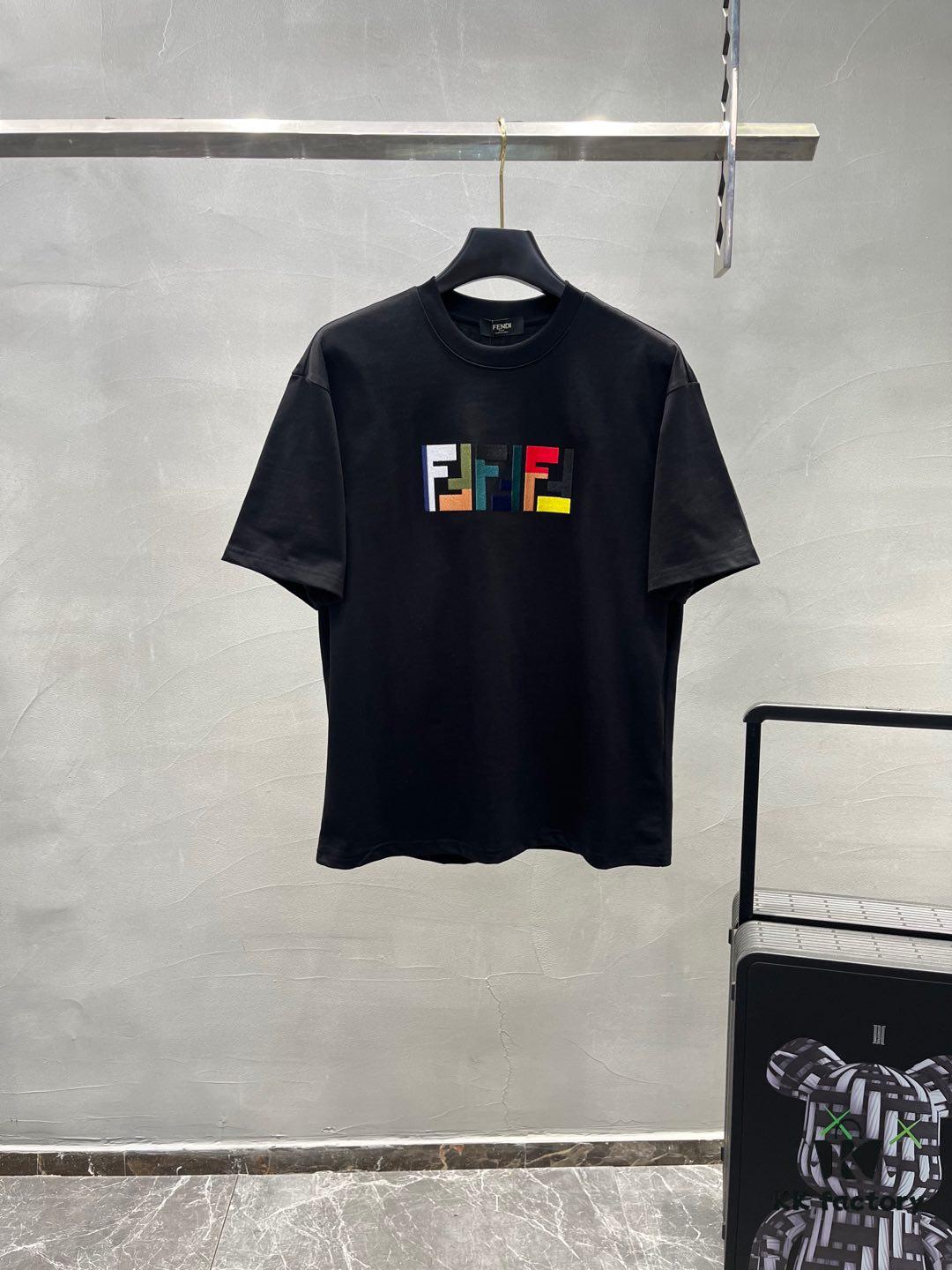6931a13accd8ab3d7af952a4 FENDI 25SS New Arrival Round Neck T-Shirt! Must-Have for Trendsetters! Custom Colorful Embroidered Logo on Chest. Classic Colors, Stylish and Fashionable. Youthful and Energetic Overall Look! Made from 280g High-Quality Cotton, Exceptionally Comfortable to Wear and Touch, with Delicate and Premium Texture.
