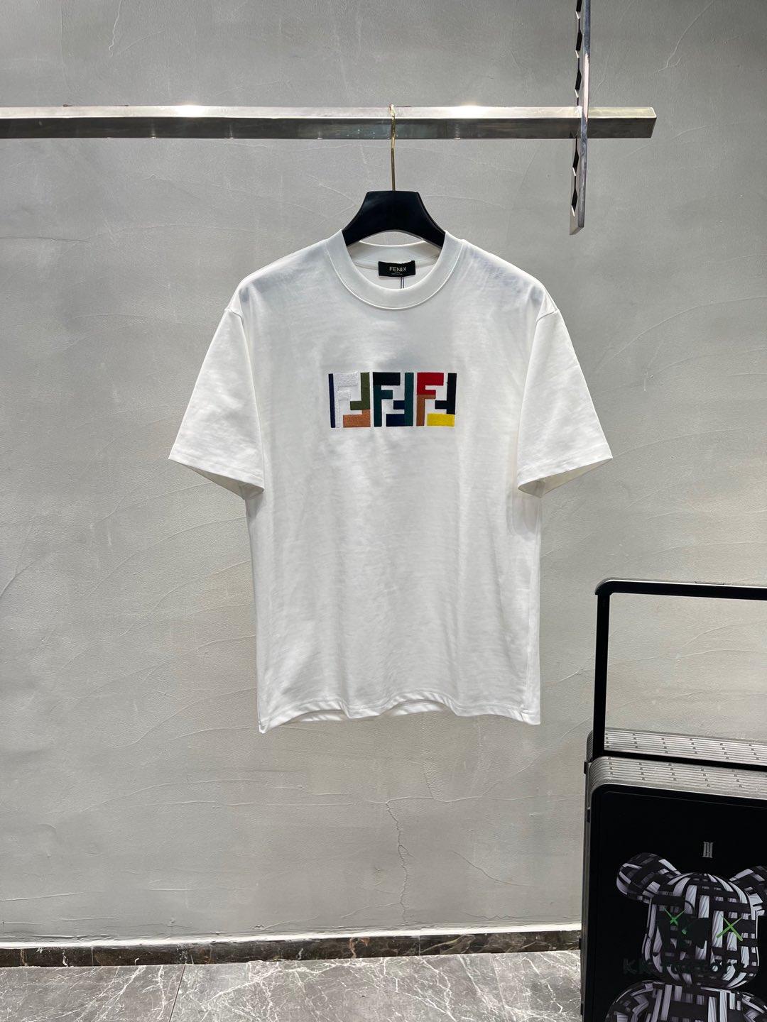 6931a13accd8ab3d7af952a5 FENDI 25SS New Arrival Round Neck T-Shirt! Must-Have for Trendsetters! Custom Colorful Embroidered Logo on Chest. Classic Colors, Stylish and Fashionable. Youthful and Energetic Overall Look! Made from 280g High-Quality Cotton, Exceptionally Comfortable to Wear and Touch, with Delicate and Premium Texture.