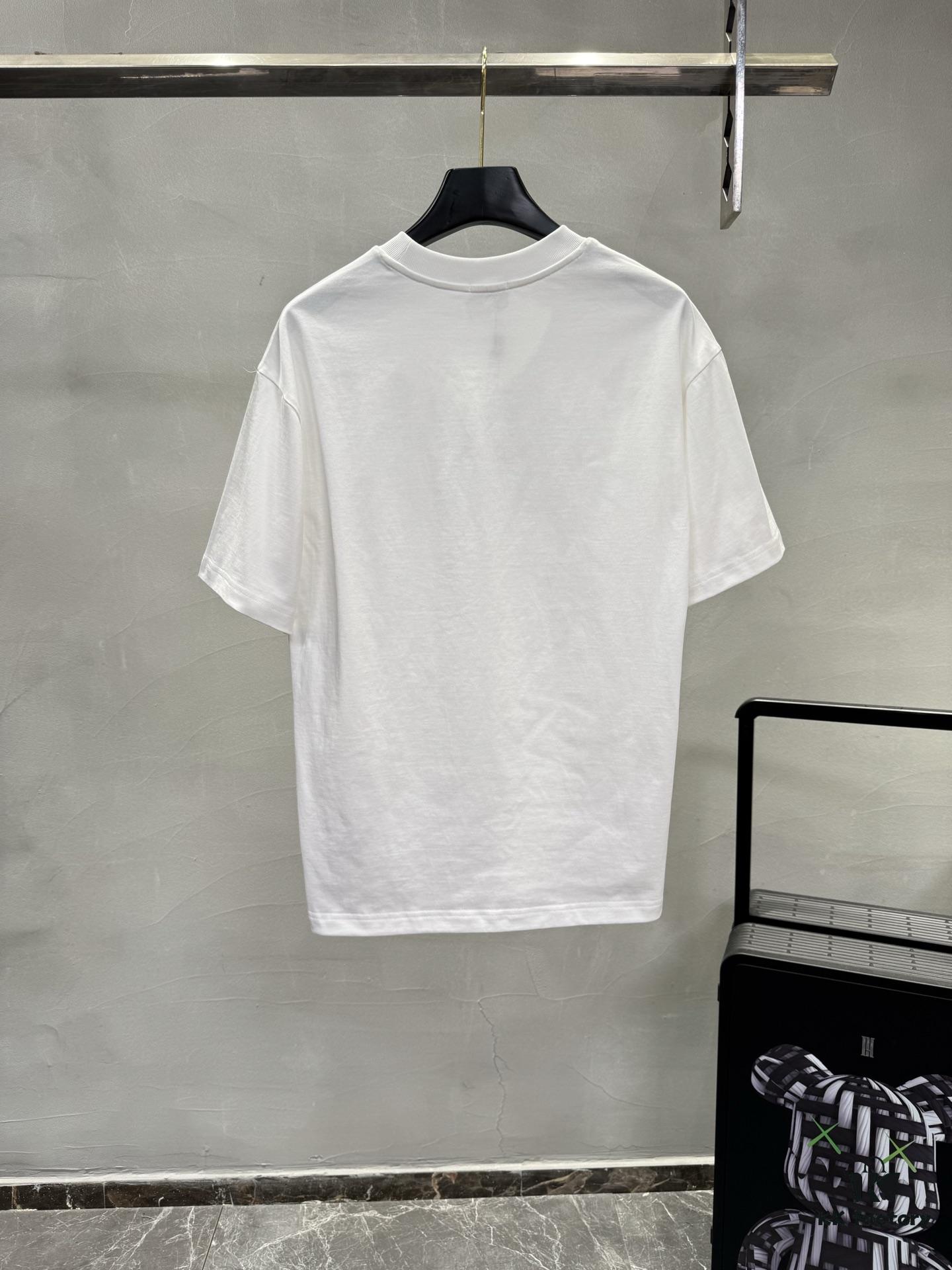 6931a13bccd8ab3d7af952b4 FENDI 25SS New Arrival Crew Neck T-Shirt! Must-Have for Fashion Enthusiasts! Custom 3D Rubber Brand Lettering on Chest, Classic Colorways with Stylish Appeal, Youthful and Energetic Design. Crafted from 280g High-Quality Cotton for Exceptional Comfort and Soft, Premium Touch.