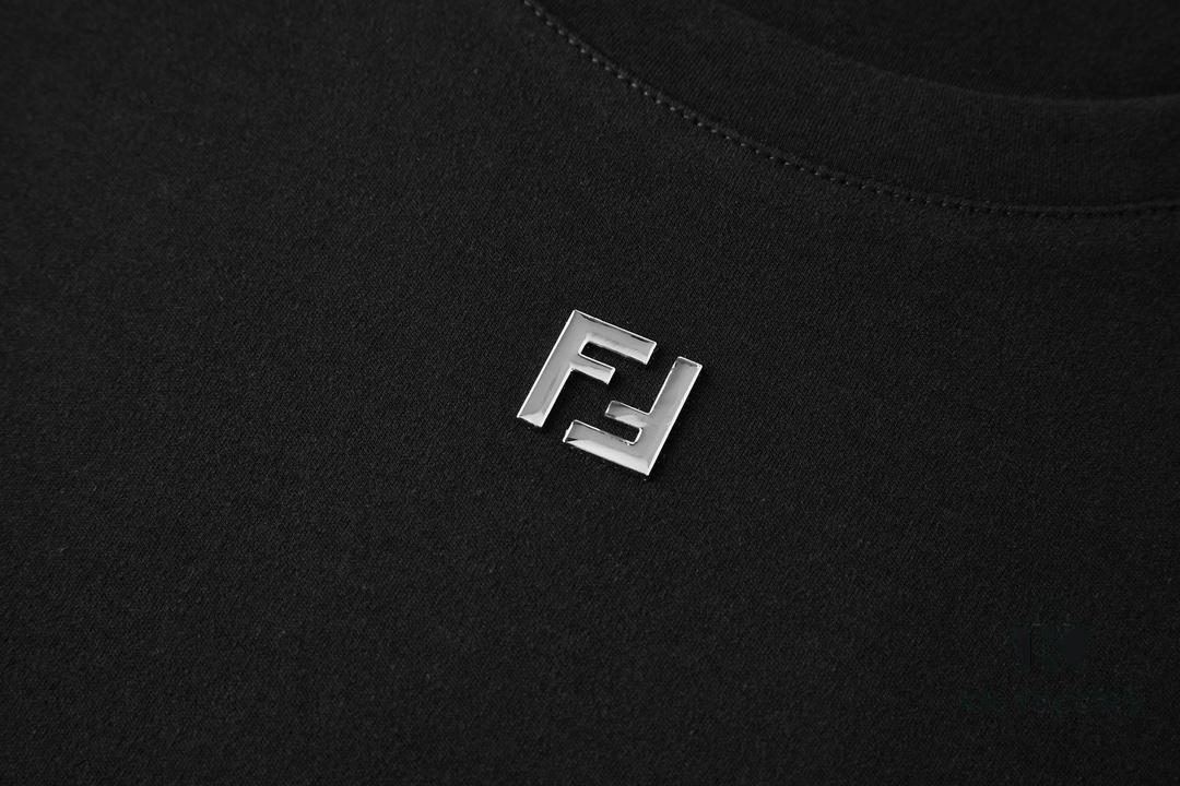 6931a13dccd8ab3d7af952e5 FENDI Hardware Embossed Short Sleeve T-Shirt