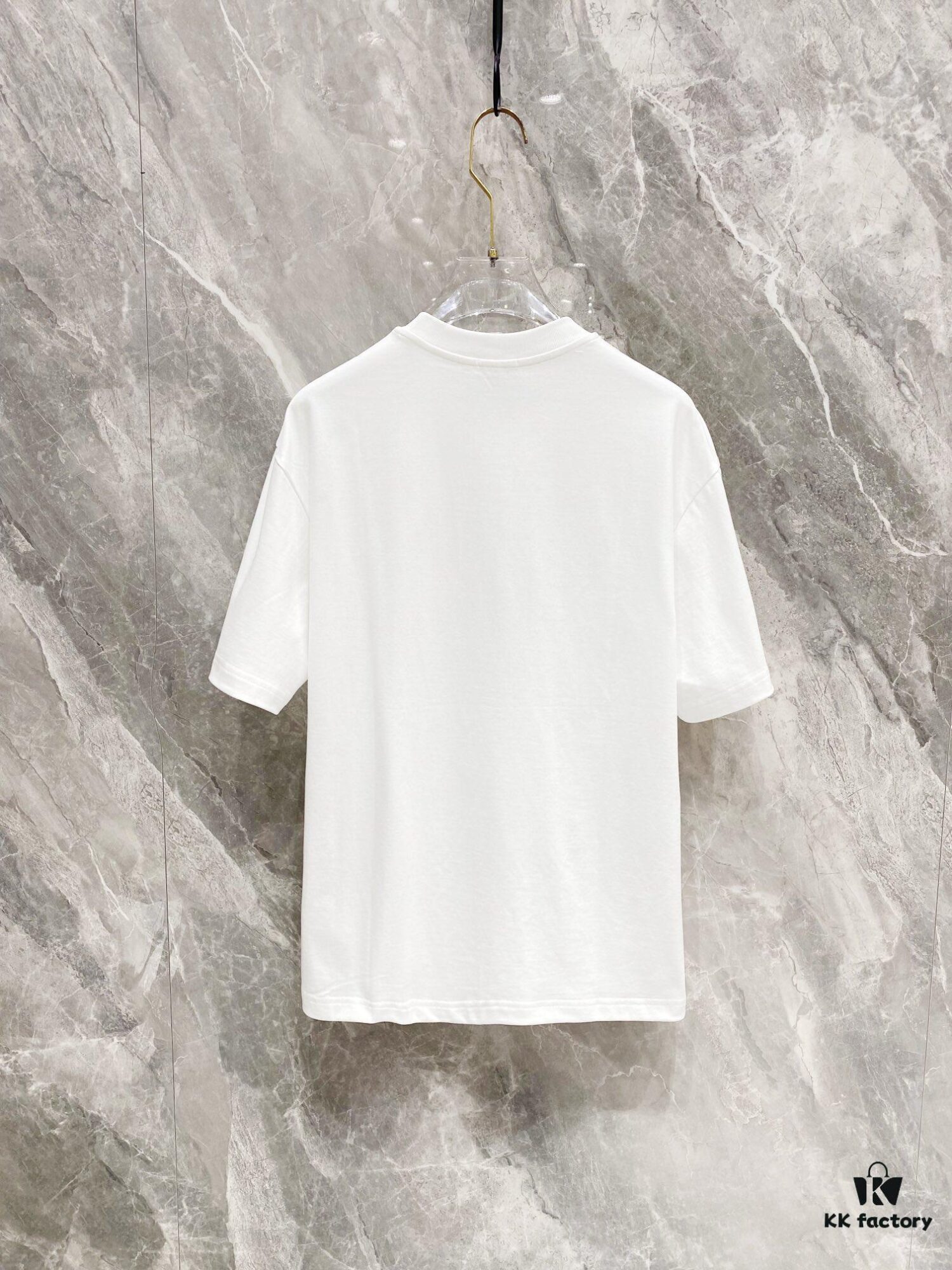 6931a142ccd8ab3d7af9532b FENDI 25SS Spring Collection Classic New T-Shirt! 260g High-GSM Pure Cotton Fabric, Comfortable Wear. Minimalist Design, Stylish and Trendy. Slightly Loose Fit for a Relaxed, Casual Look, Suitable for Various Occasions. Perfect for Shopping, Gatherings, or Leisure Time, Adding a Touch of Fashion and Individuality to Your Style.