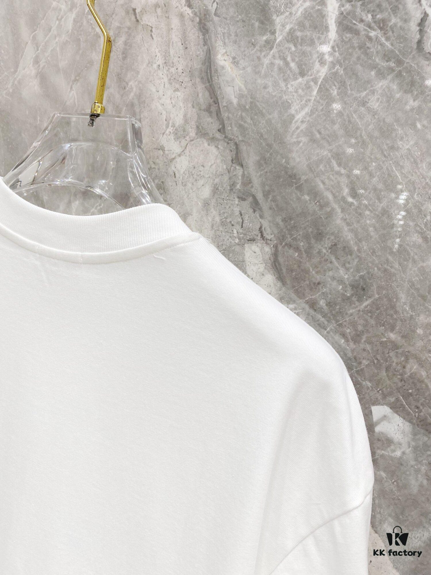 6931a142ccd8ab3d7af9532c FENDI 25SS Spring Collection Classic New T-Shirt! 260g High-GSM Pure Cotton Fabric, Comfortable Wear. Minimalist Design, Stylish and Trendy. Slightly Loose Fit for a Relaxed, Casual Look, Suitable for Various Occasions. Perfect for Shopping, Gatherings, or Leisure Time, Adding a Touch of Fashion and Individuality to Your Style.