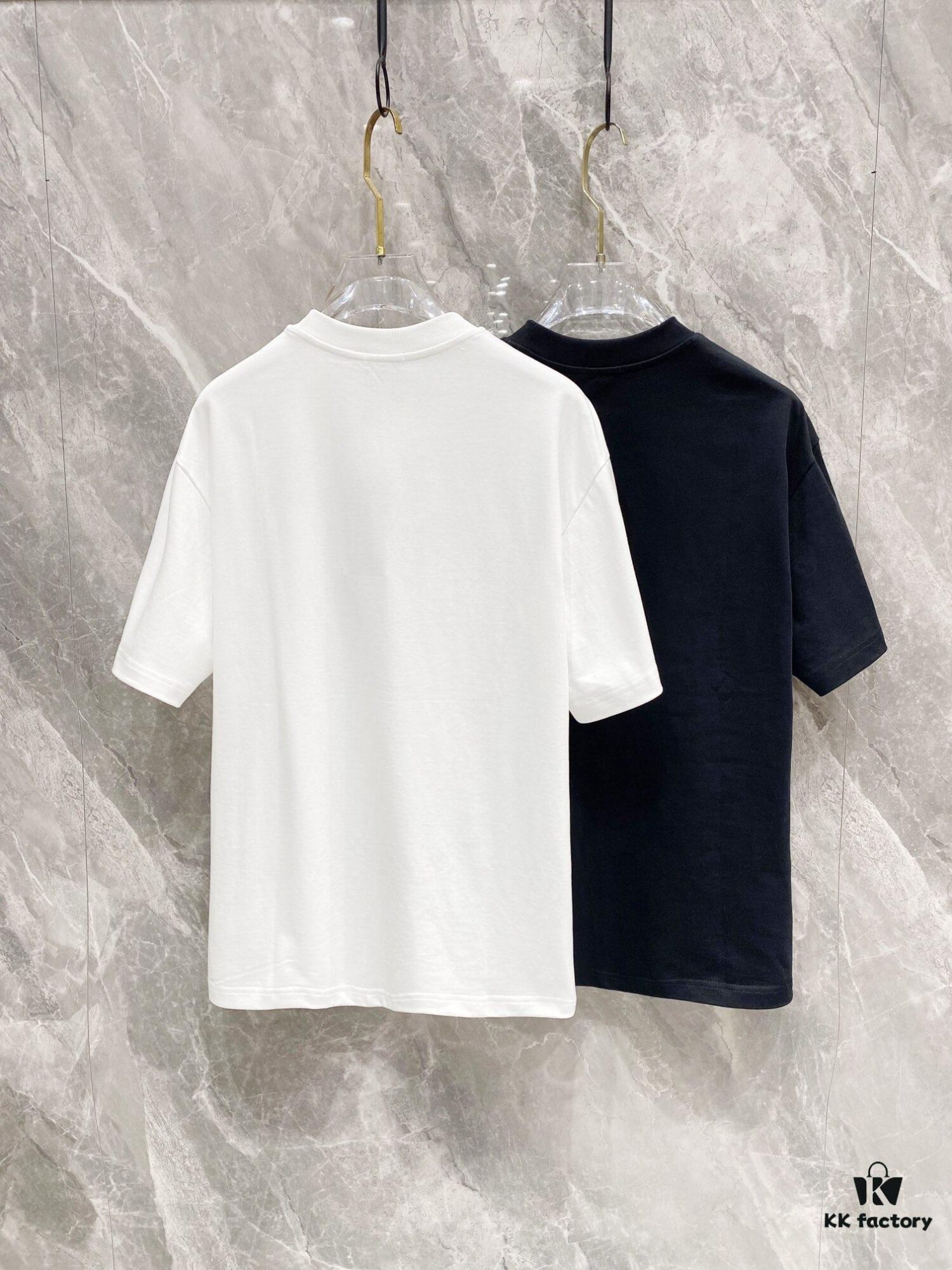 6931a142ccd8ab3d7af9532d FENDI 25SS Spring Collection Classic New T-Shirt! 260g High-GSM Pure Cotton Fabric, Comfortable Wear. Minimalist Design, Stylish and Trendy. Slightly Loose Fit for a Relaxed, Casual Look, Suitable for Various Occasions. Perfect for Shopping, Gatherings, or Leisure Time, Adding a Touch of Fashion and Individuality to Your Style.
