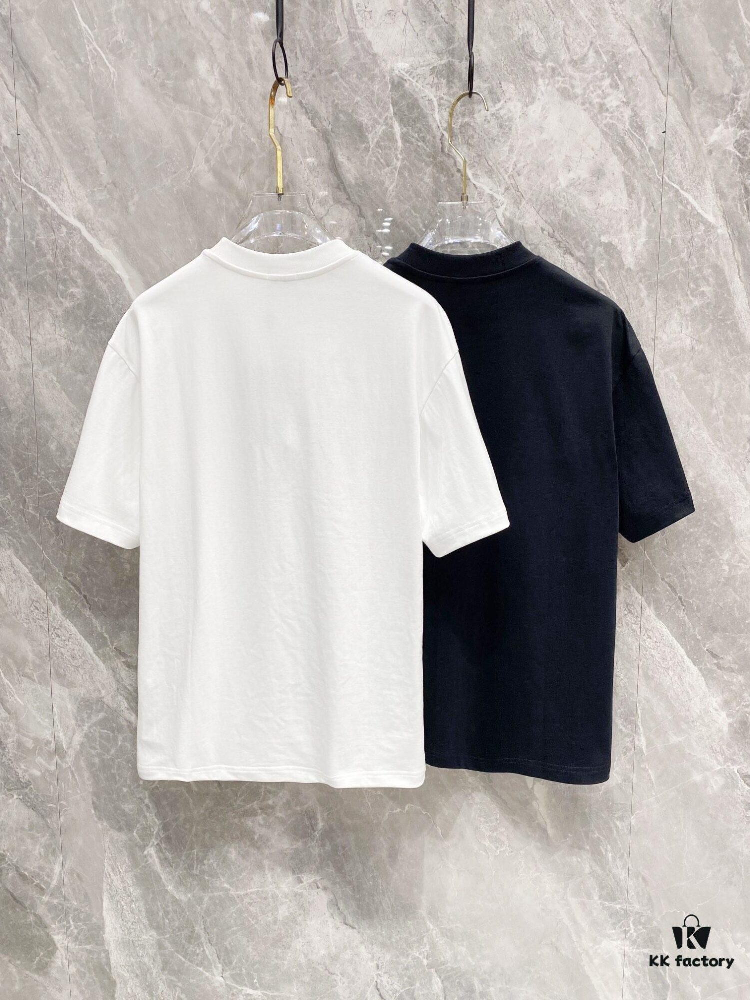 6931a144ccd8ab3d7af95357 FENDI 25SS New Arrival Round Neck T-Shirt! Must-Have for Trendsetters! Custom Brand Letter Embossed Print on Chest, Classic Colors for Stylish and Modern Look, Youthful and Energetic Design. Crafted from 280g Cotton for Exceptional Comfort and Soft, Premium Hand Feel.