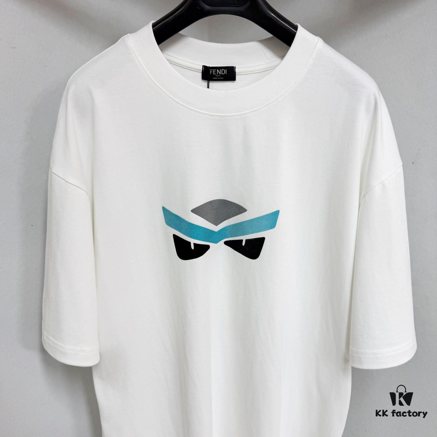 6931a145ccd8ab3d7af9535a FENDI Round-Neck Short-Sleeve T-Shirt with Eye Print, Made of Pure Cotton Fabric Featuring Golden Snake-Eye Design on Front, Embellished with Logo Letter Printing, Mother-of-Pearl Buttons, Constructed with 50S Two-Ply 260g Fabric, Exquisite Detailing Between Prints Without Fraying or Overspilling