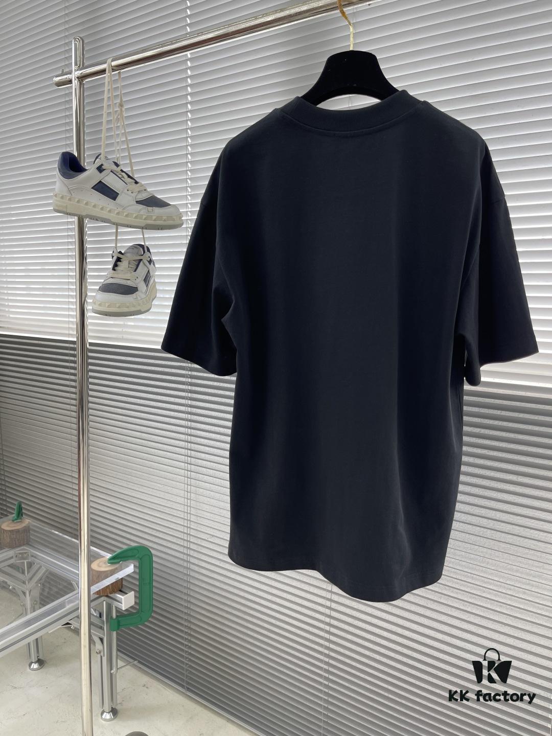 6931a14fccd8ab3d7af9541a FEND 2025SS New Arrival Short Sleeve T-Shirt, Stylish and Minimalist Design, Classic Brand Logo, Comfortable Wear with Refined Craftsmanship